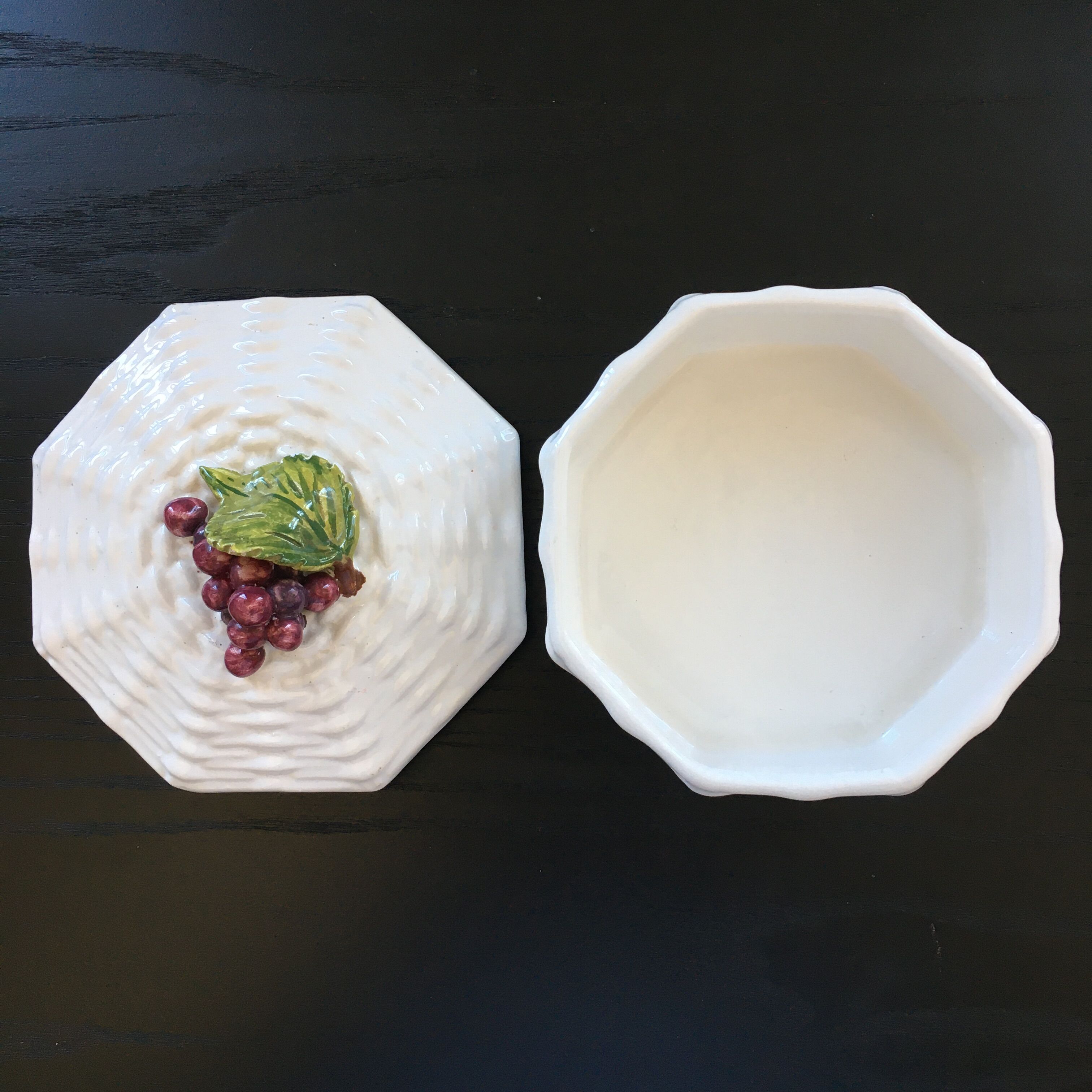 Slip box with red berry decoration