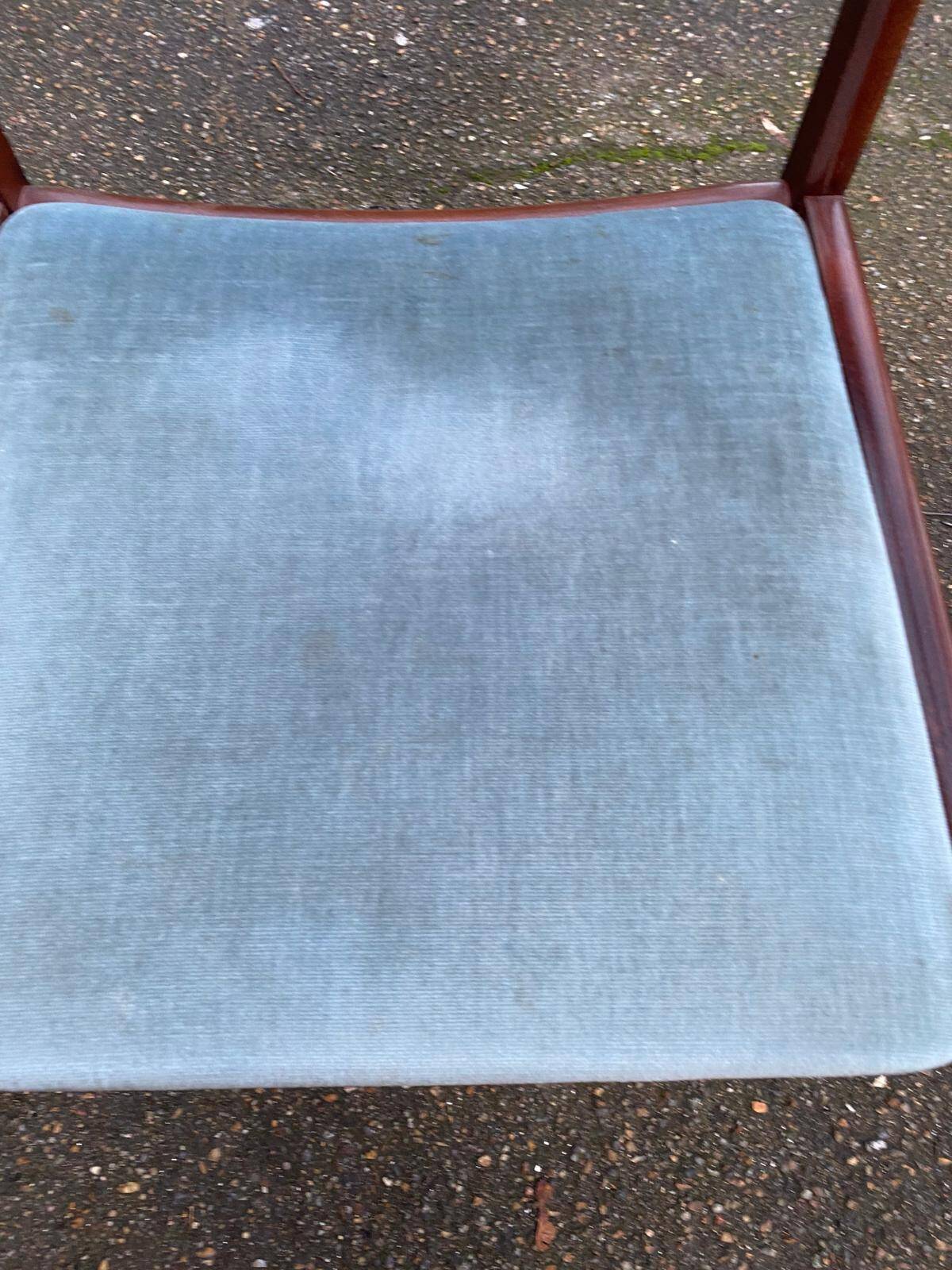 8 chaises scandinaves en teck massif et velours bleu des années 1960