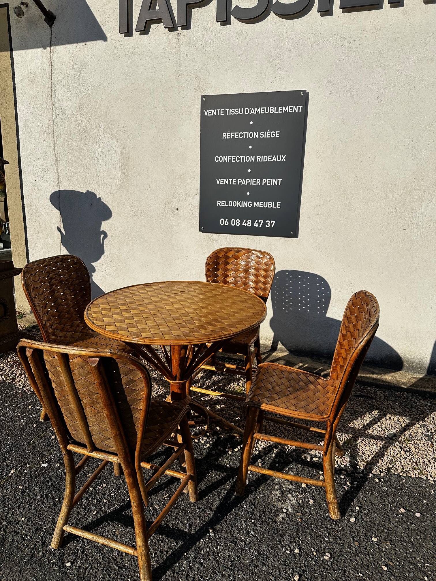 Rattan and chestnut living room