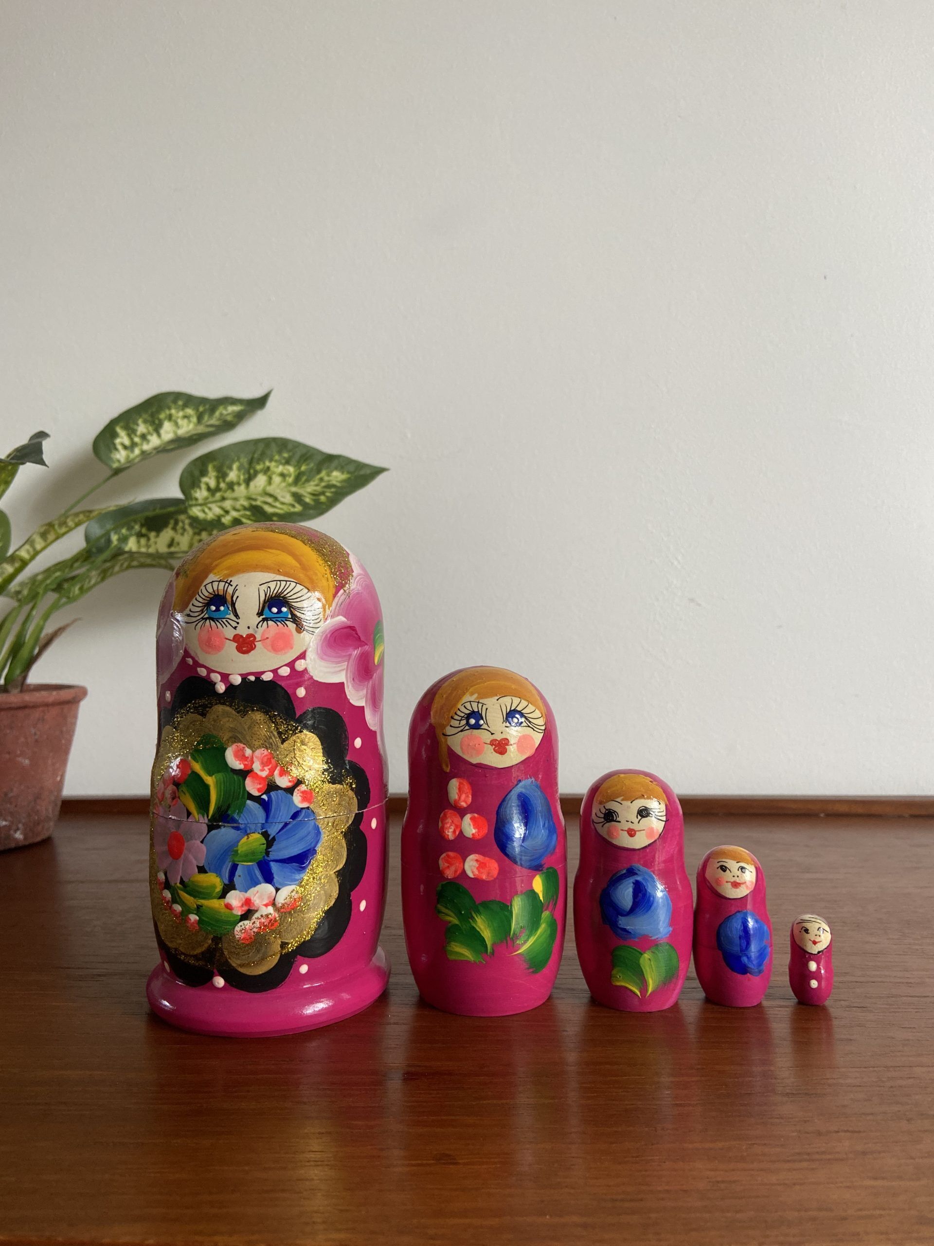 Pink matryoshka vintage russian nesting dolls (5 pieces)