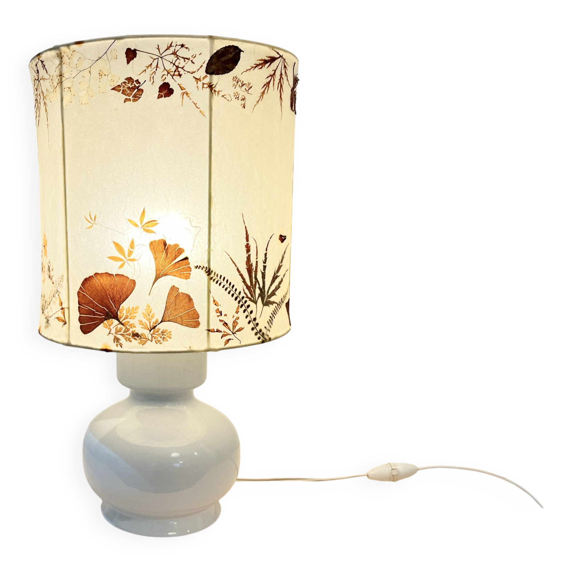 Vintage design lamp base in white ceramic with dried flower shade