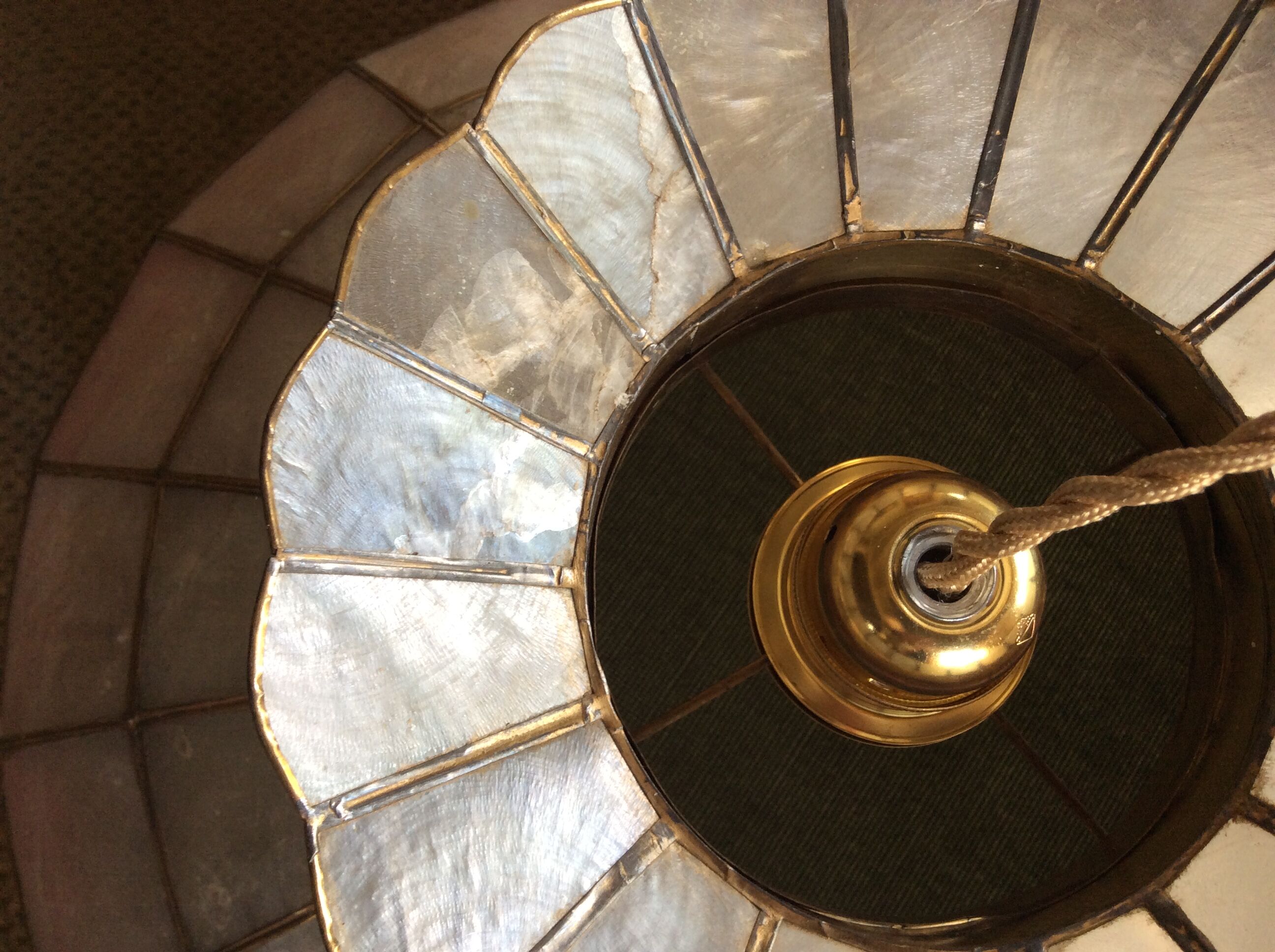 Mother-of-pearl suspension