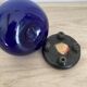 Vase opaline bleue, socle bois