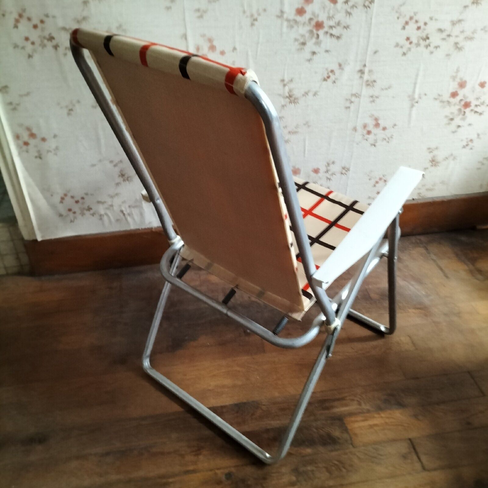 Set of two vintage folding chairs