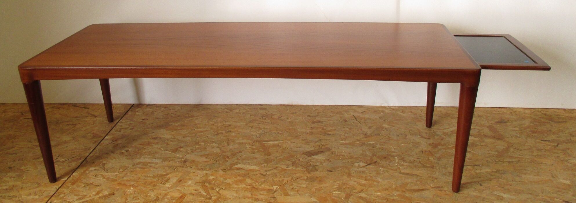 Long coffee table in teak
