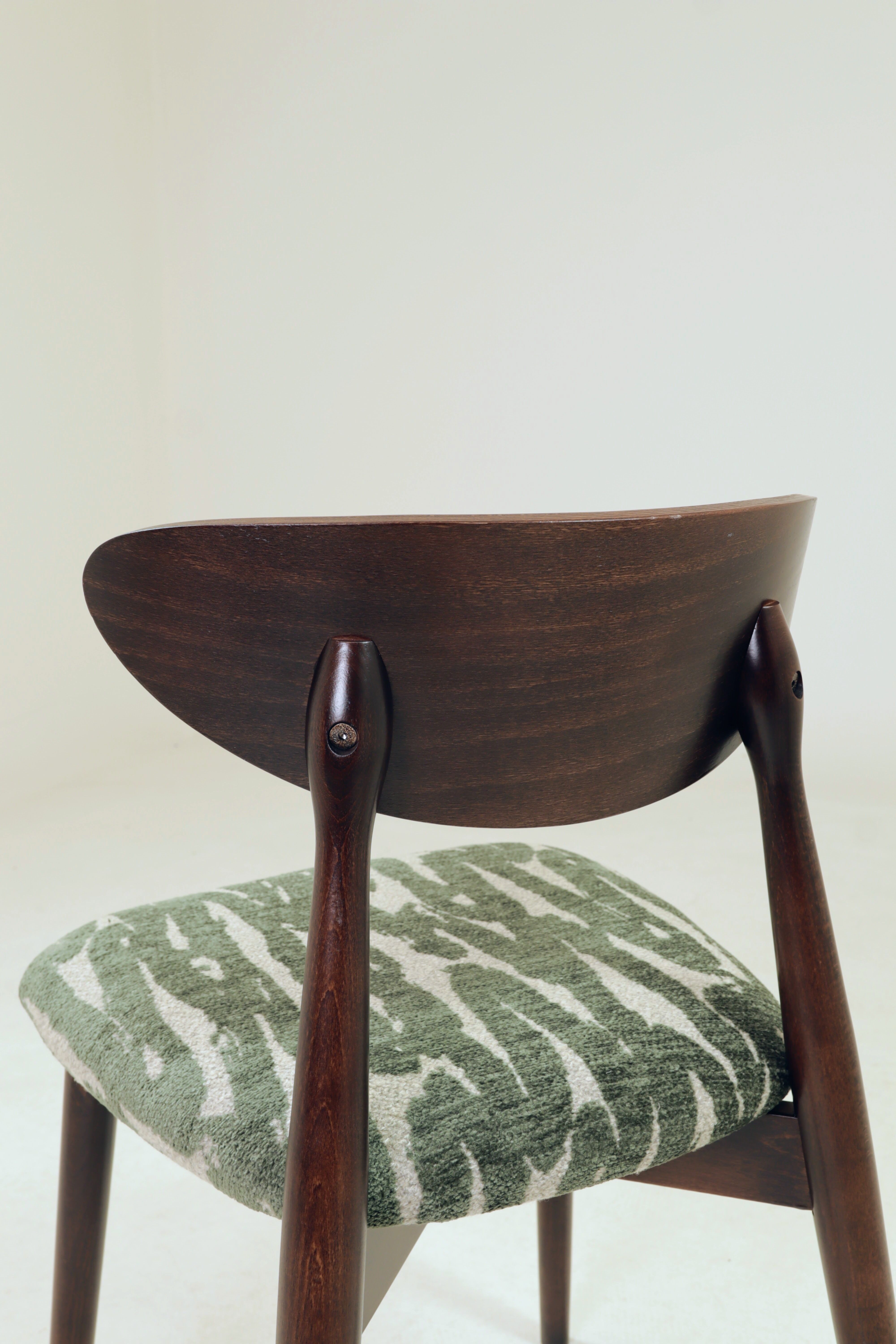 Modern set of 6 dining chairs, jacquard upholstery with patterns.