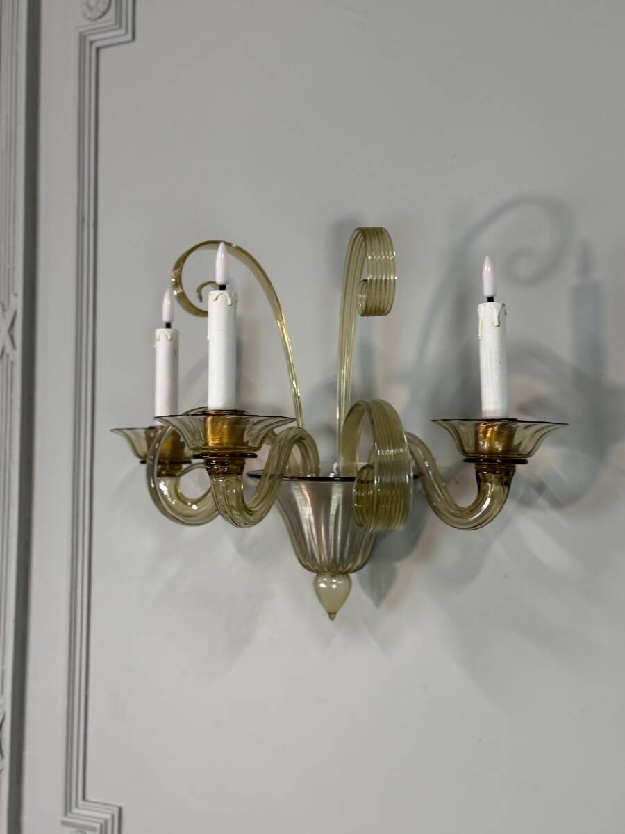 Venetian wall light in gilded Murano glass, circa 1940, set of five available.