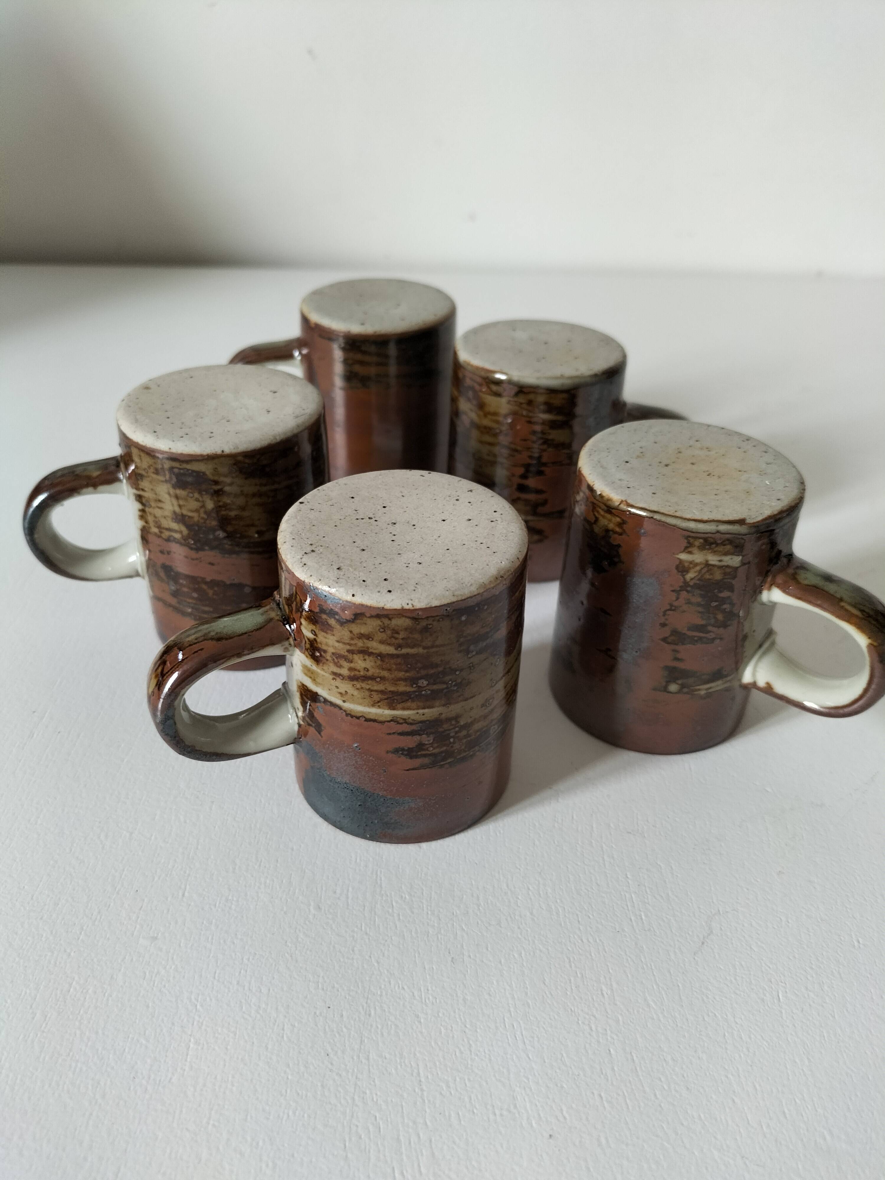 6 tasses en grès moucheté et décor émaillé