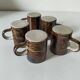 6 tasses en grès moucheté et décor émaillé