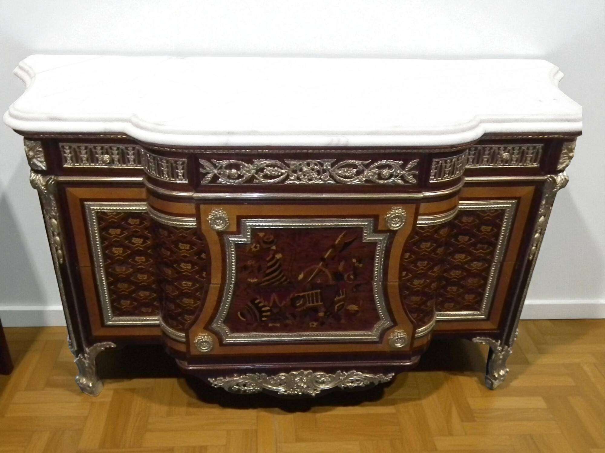 Un buffet style Louis XV avec marbre blanc, orné de bronze, cinq tiroirs