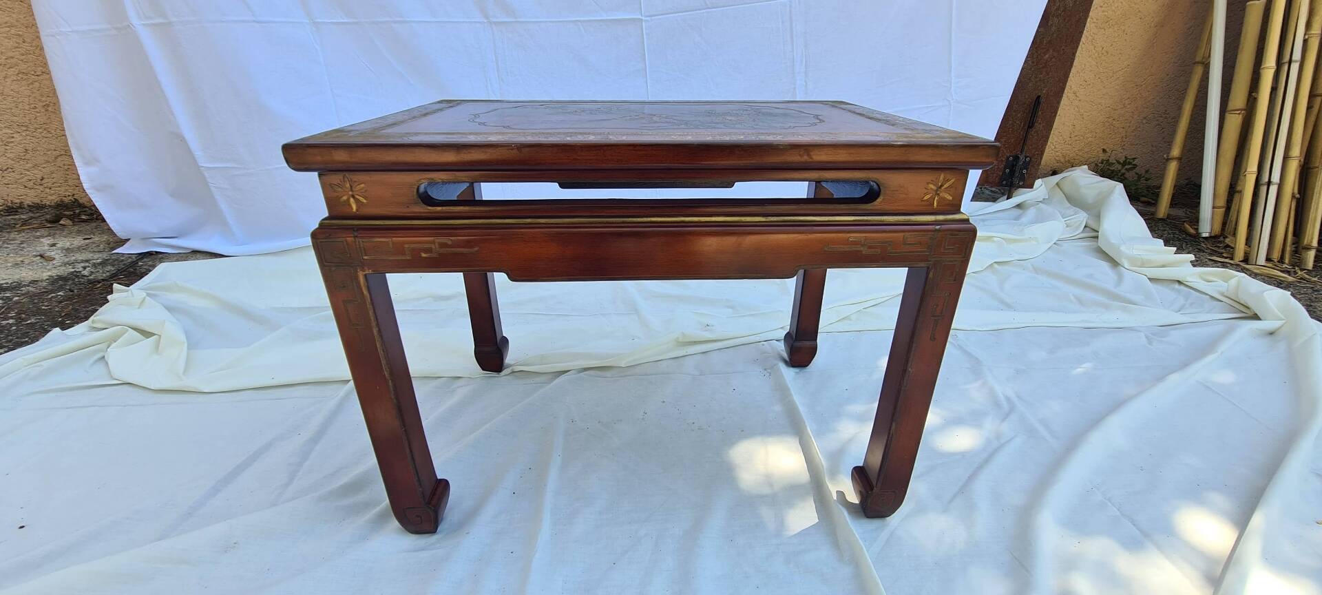 Table basse chinoise laquée type "kang" du XX.