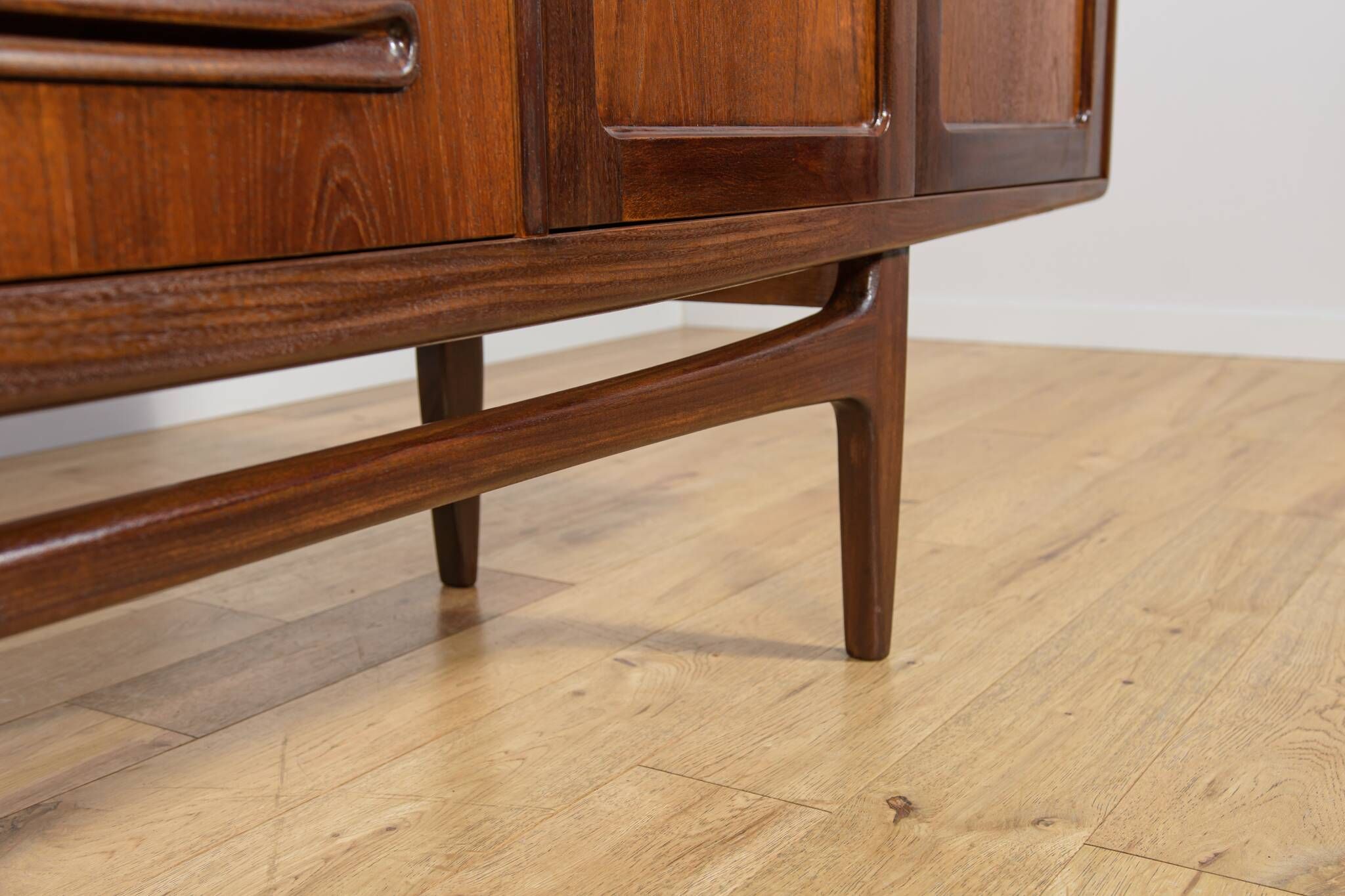 Buffet Mid-Century Modern par Victor Wilkins pour G-Plan, années 1960.