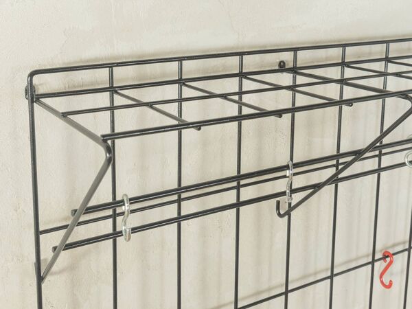 Porte-manteau mural classique de Karl Fichtel des années 1960 avec crochets colorés.