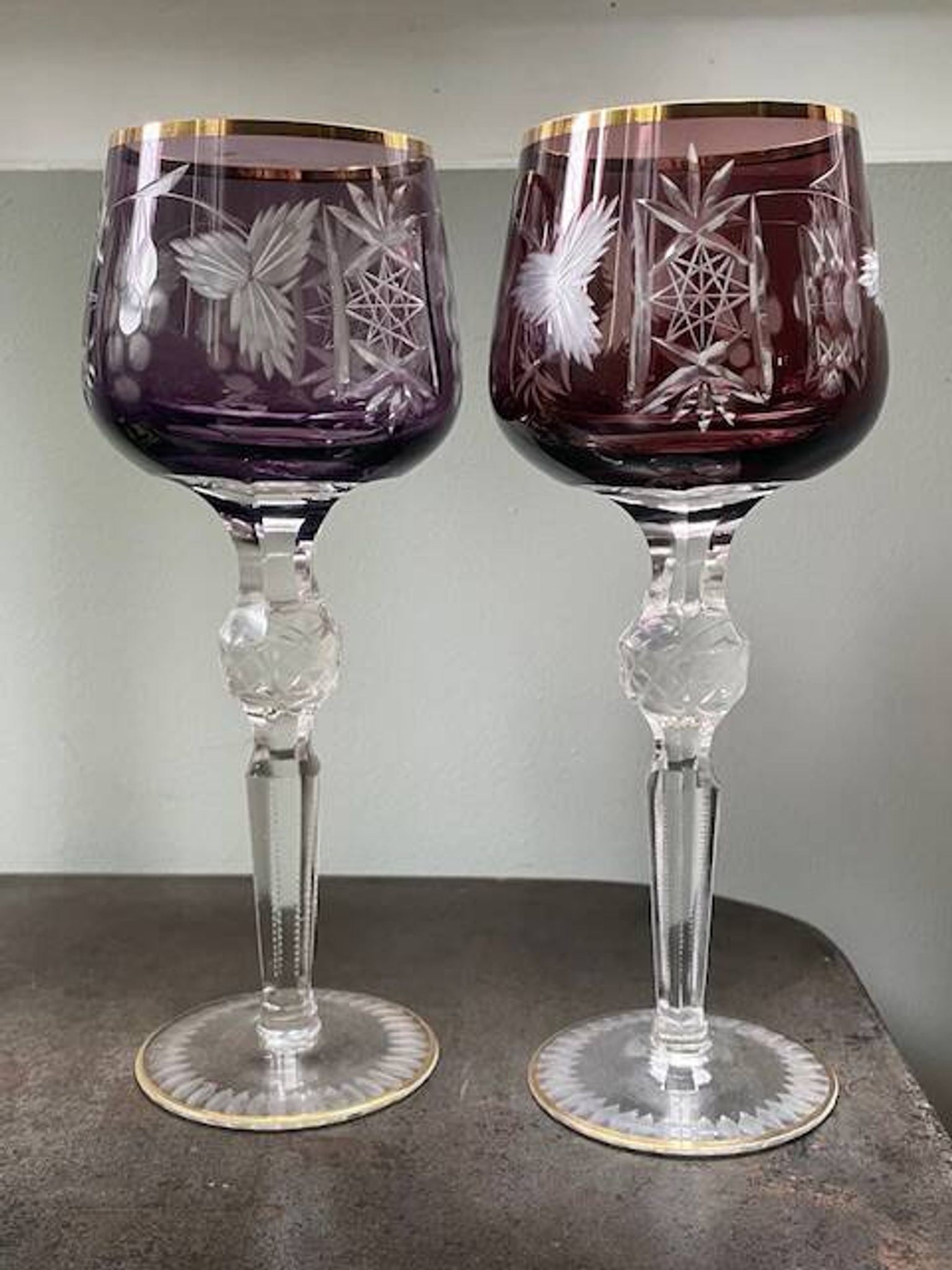 2 grands  verres en cristal de Bohème taillé et coloré