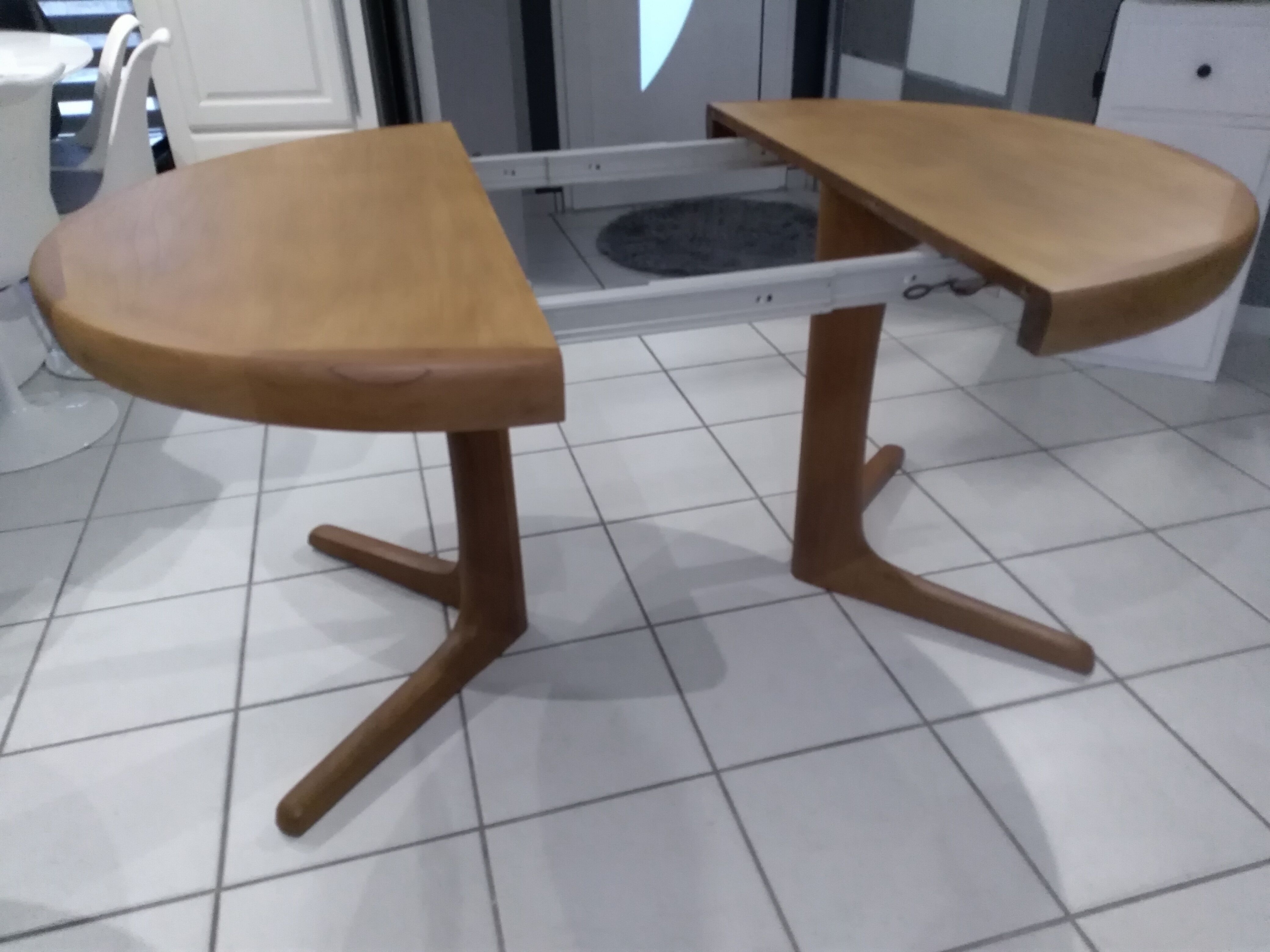 Baumann Extendable Round Table 1970s.