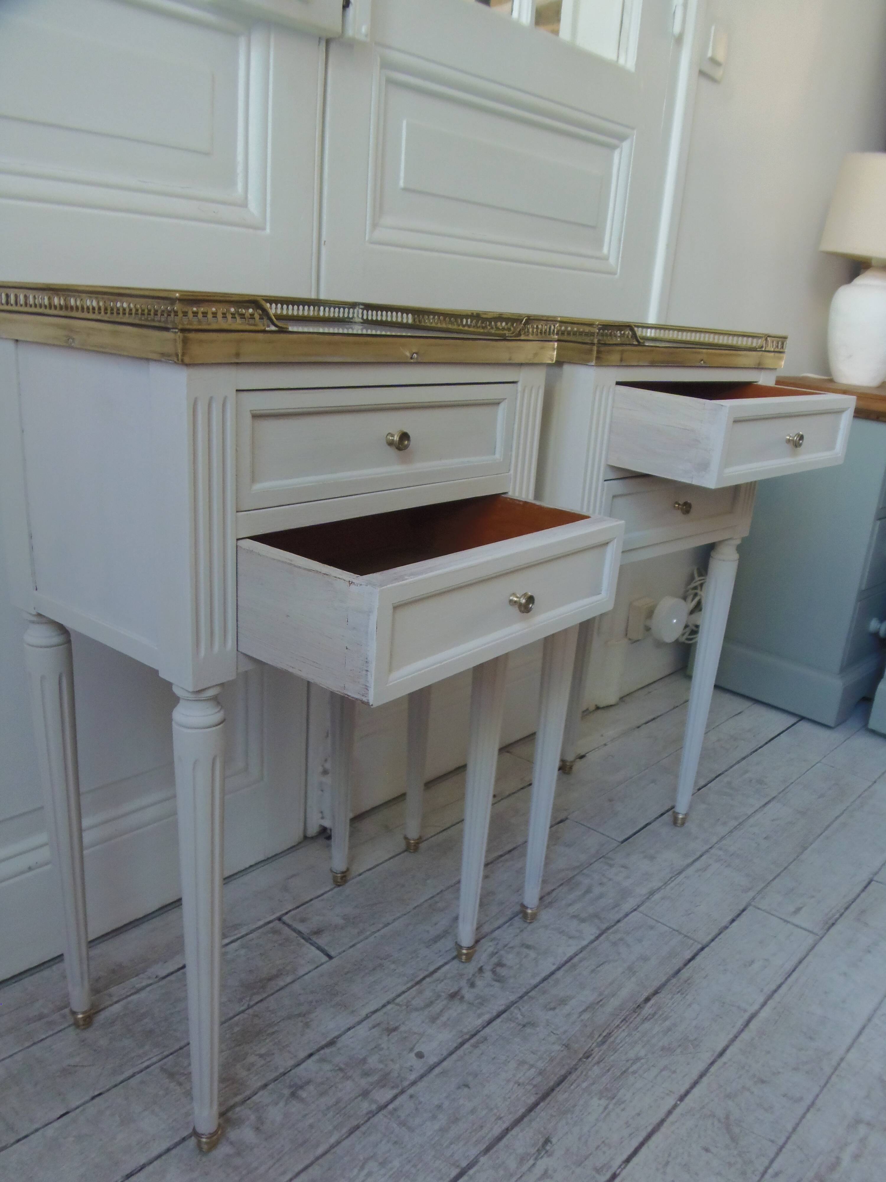 Pair of beautifully crafted bedside tables, end tables, pearl gray.