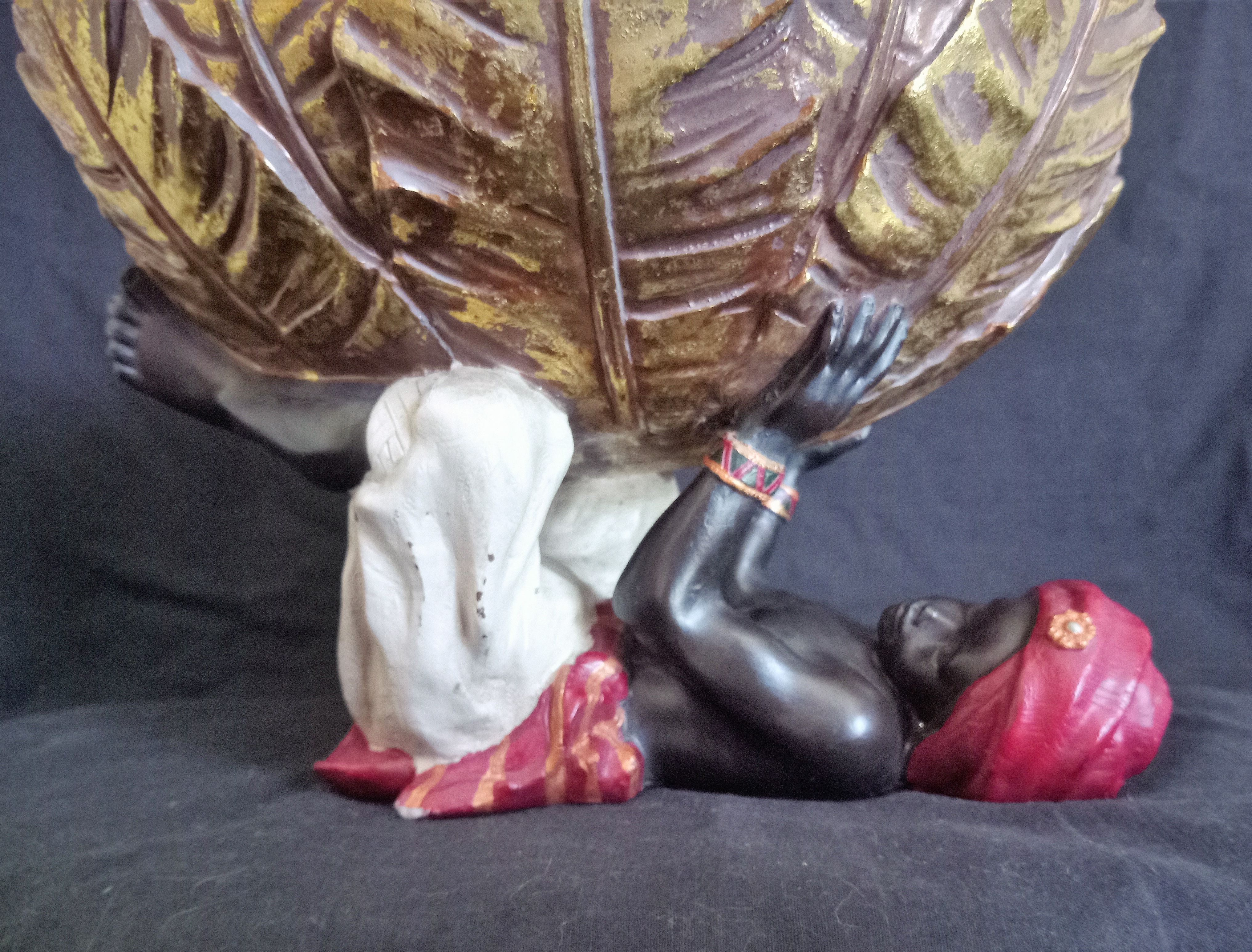 Centerpiece (empty pocket) in resin with African character