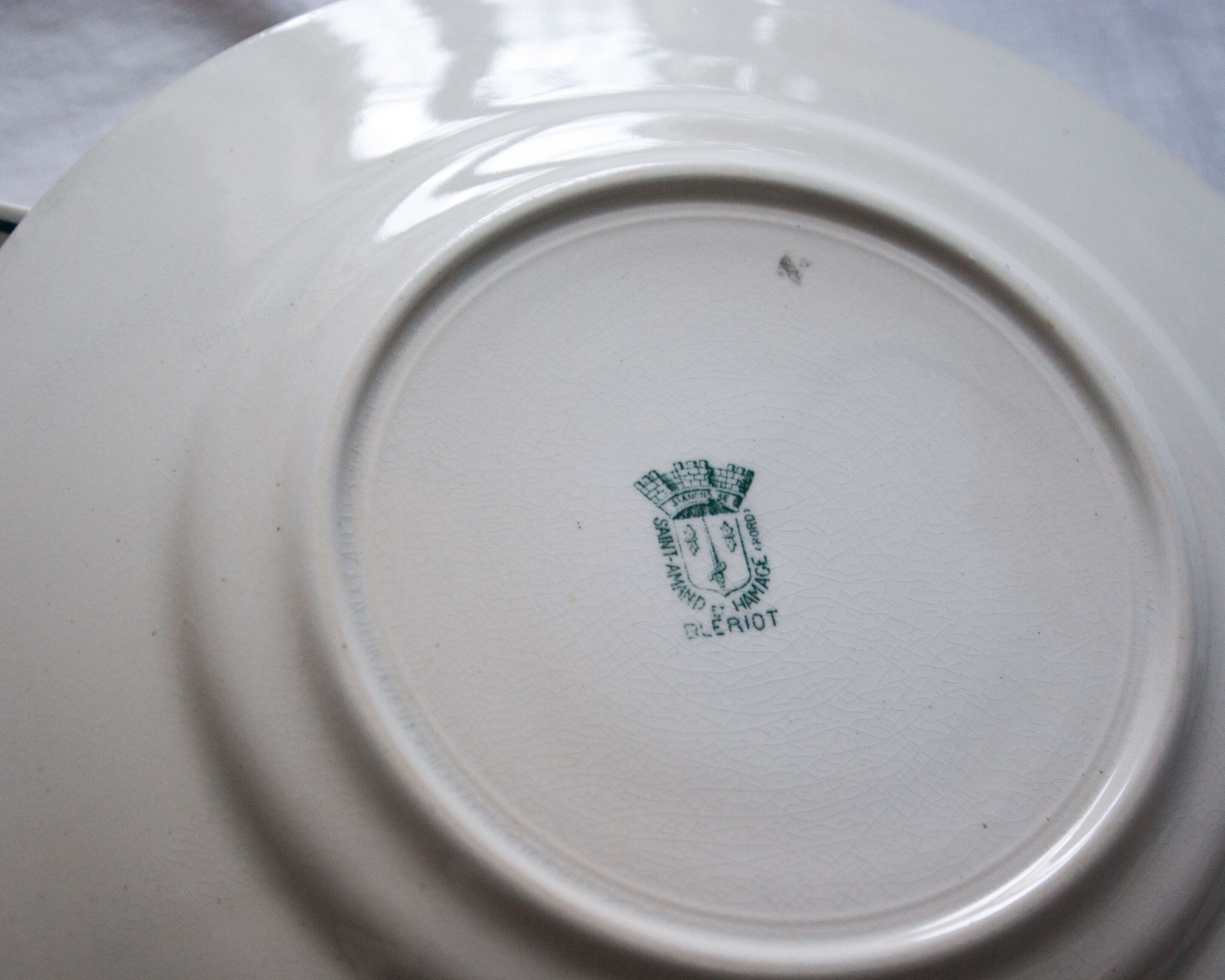 Ancient plates, iron earth, green deco décor