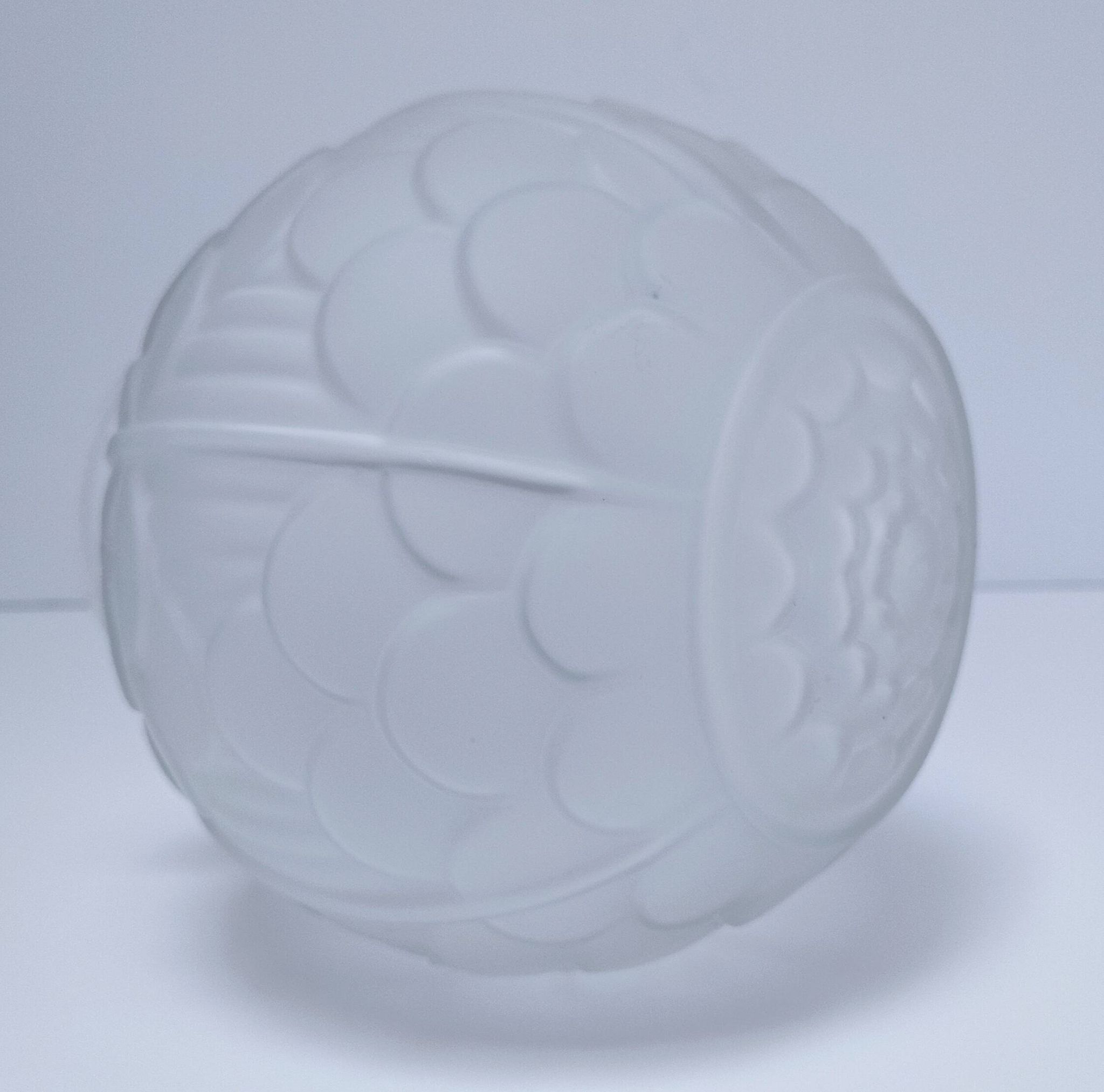 Lampe art déco boule verre pressé moulé