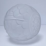 Lampe art déco boule verre pressé moulé