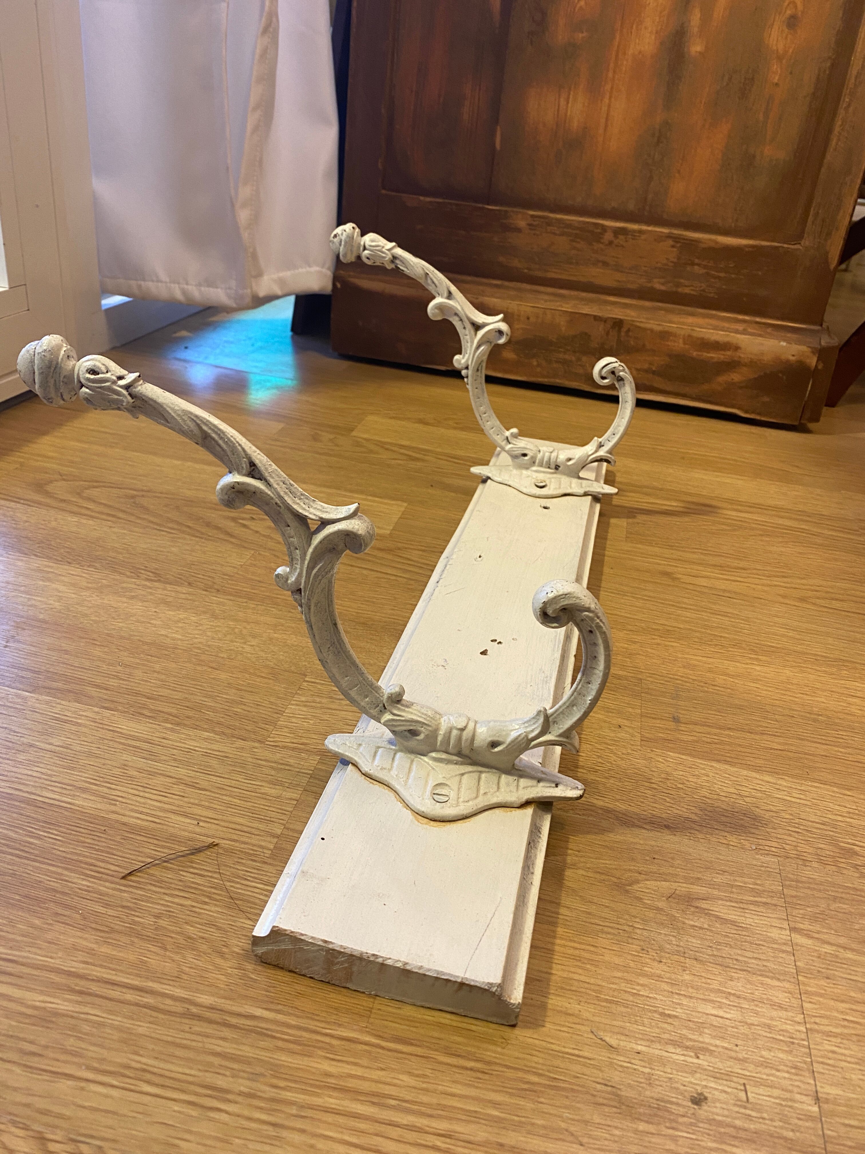 Wall coat door patère