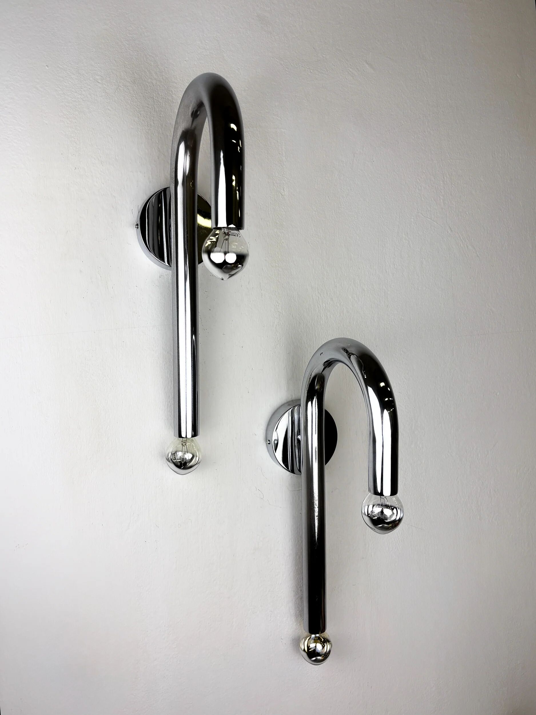 Pair of Space-Age tubular wall lights, chromed metal, Italy, 1970s