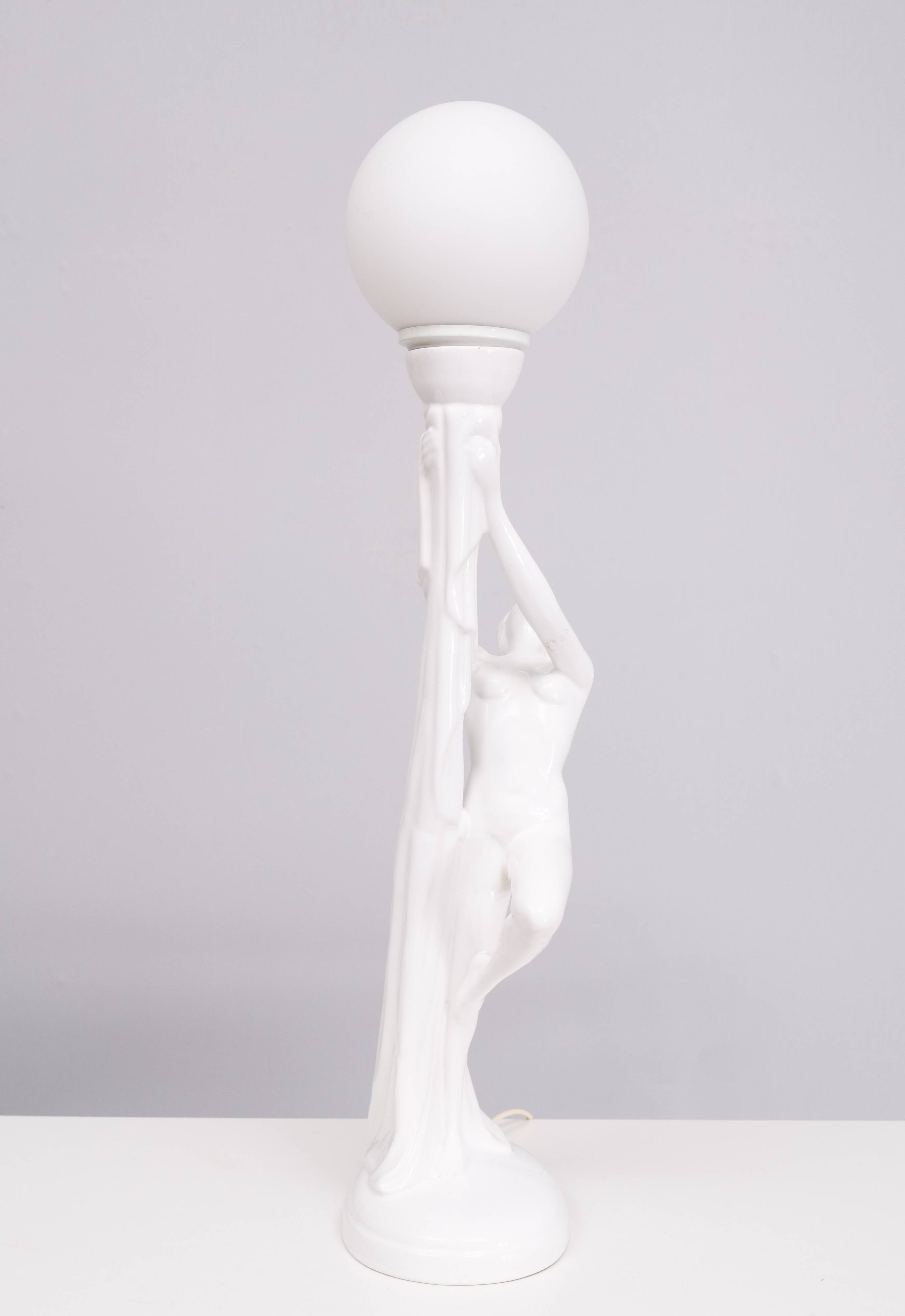 Lampe art déco femme nue en céramique blanche globe italie années 70