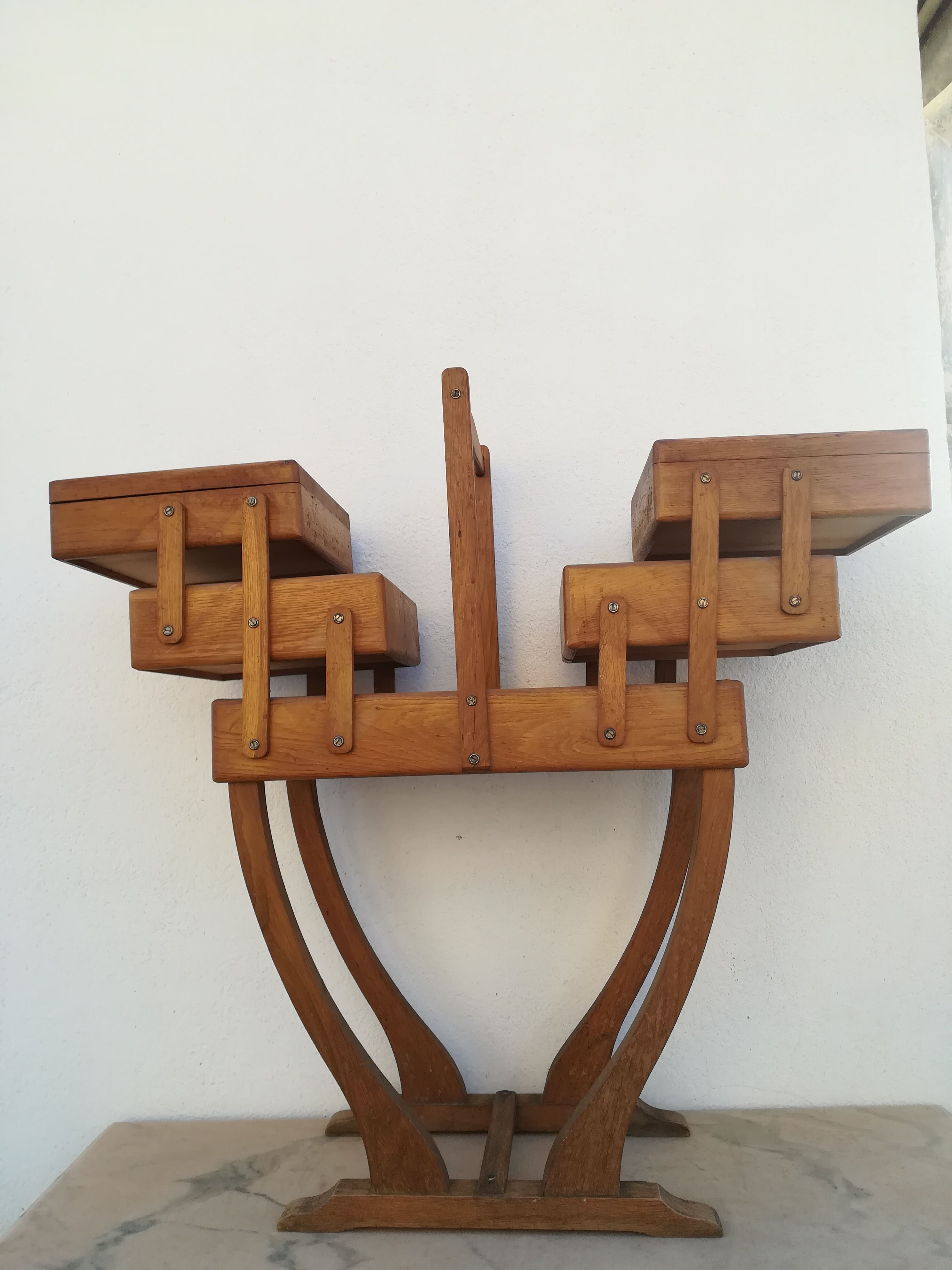 Worker light oak on feet