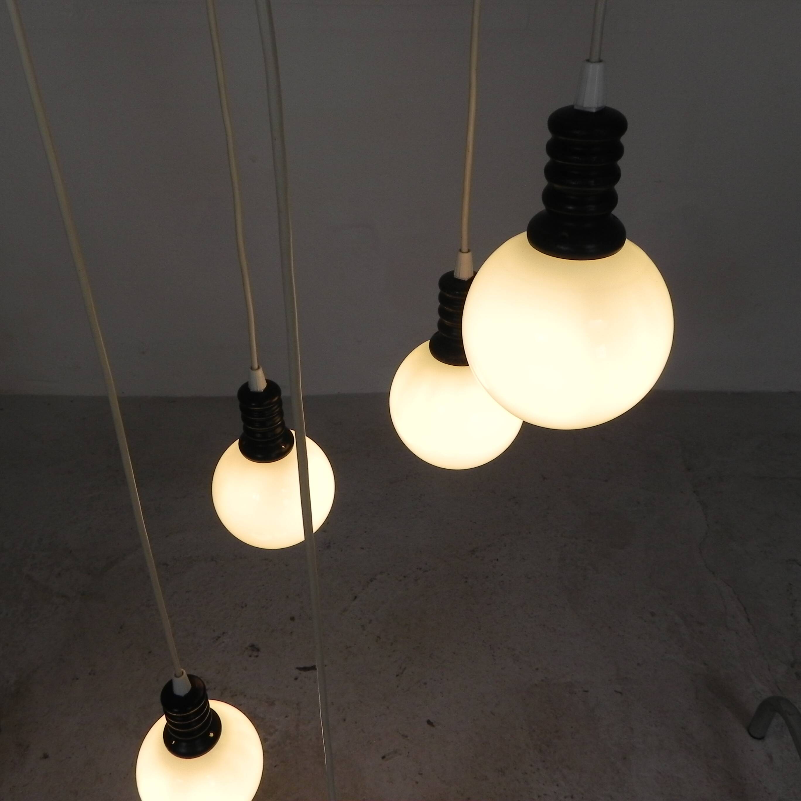 Lampe suspendue Cascade avec 5 boules en verre blanc, années 70