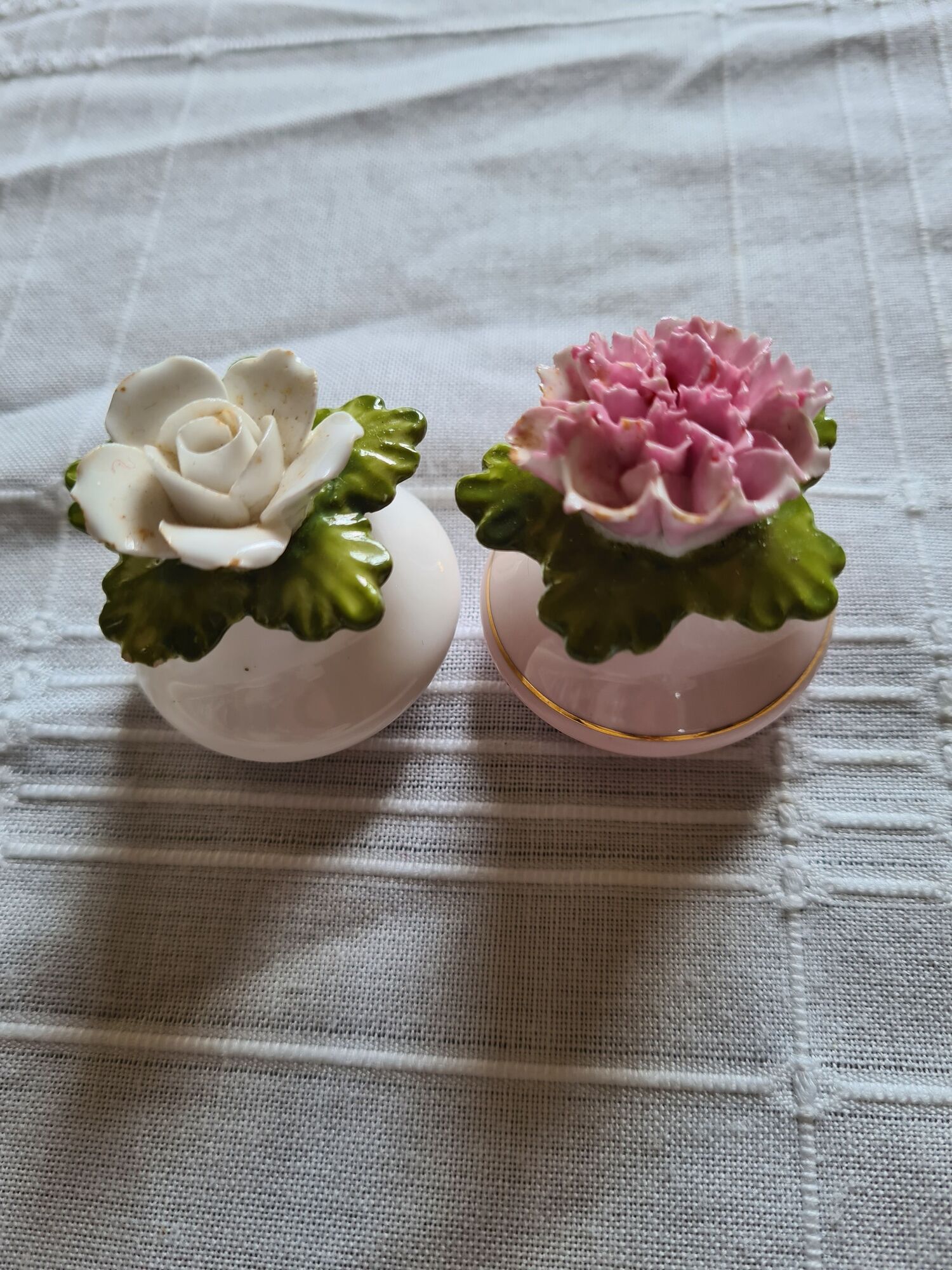 Salière et poivrière fleurs en porcelaine Denton