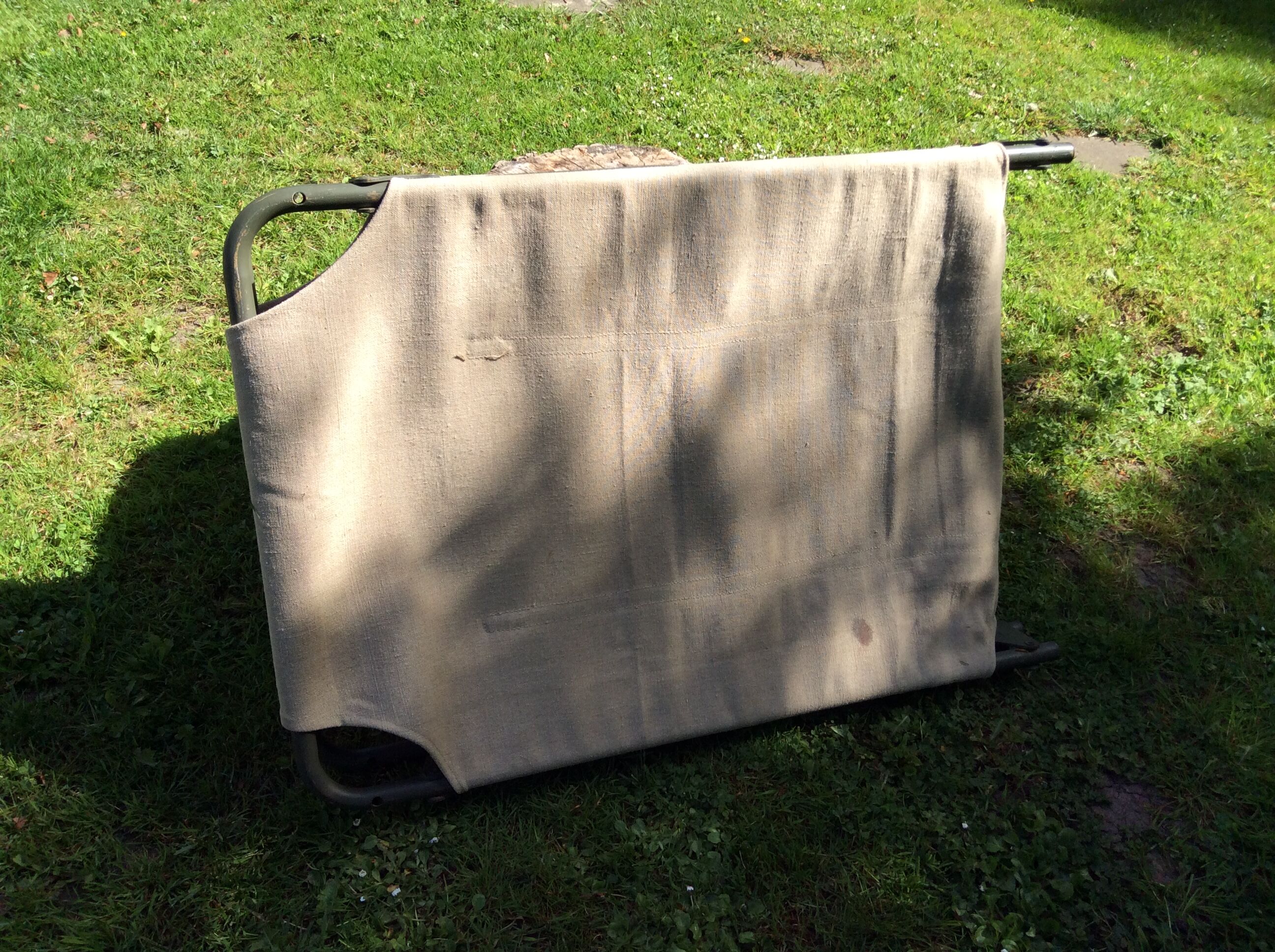 Lit de camp militaire