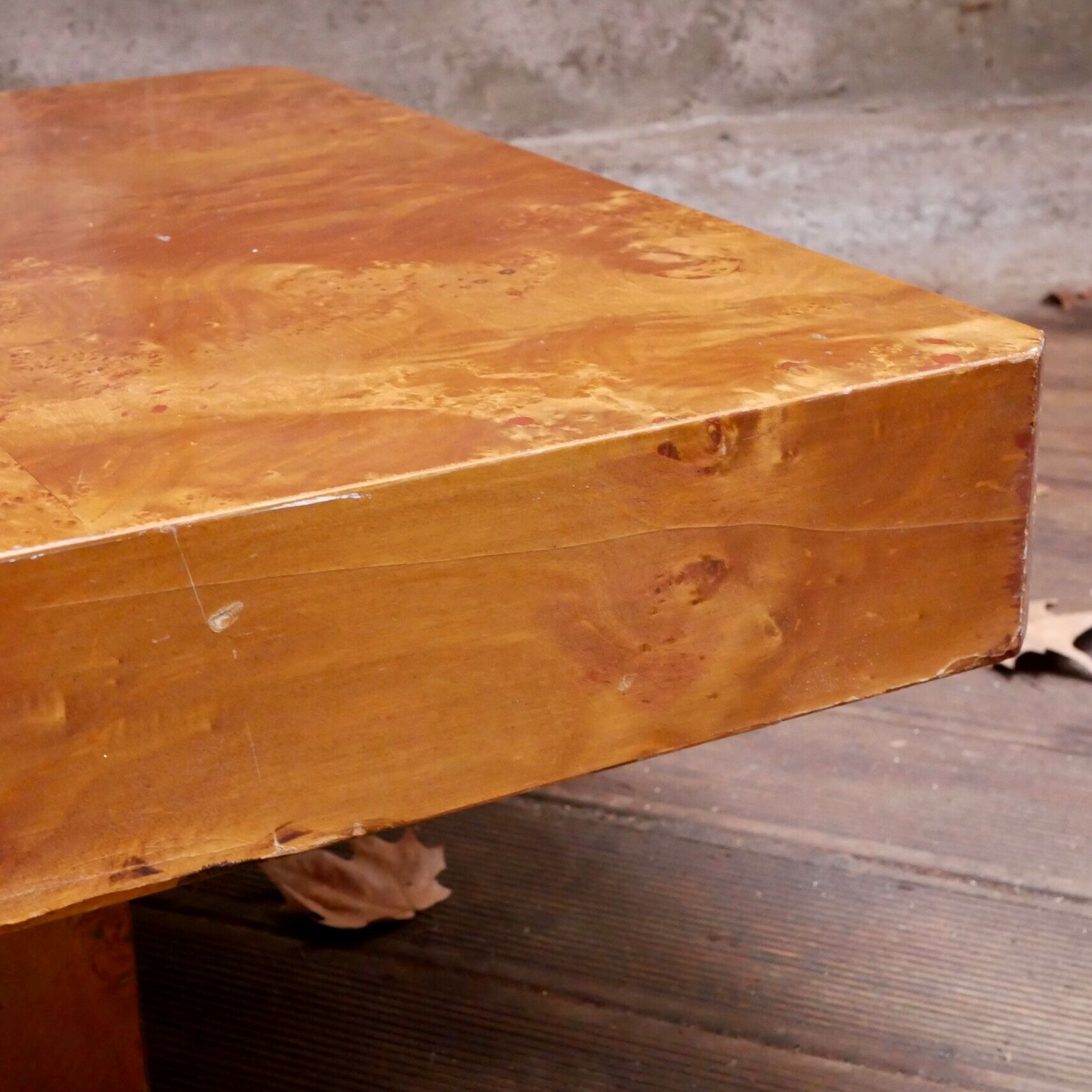 Table basse en loupe d’orme Roche Bobois