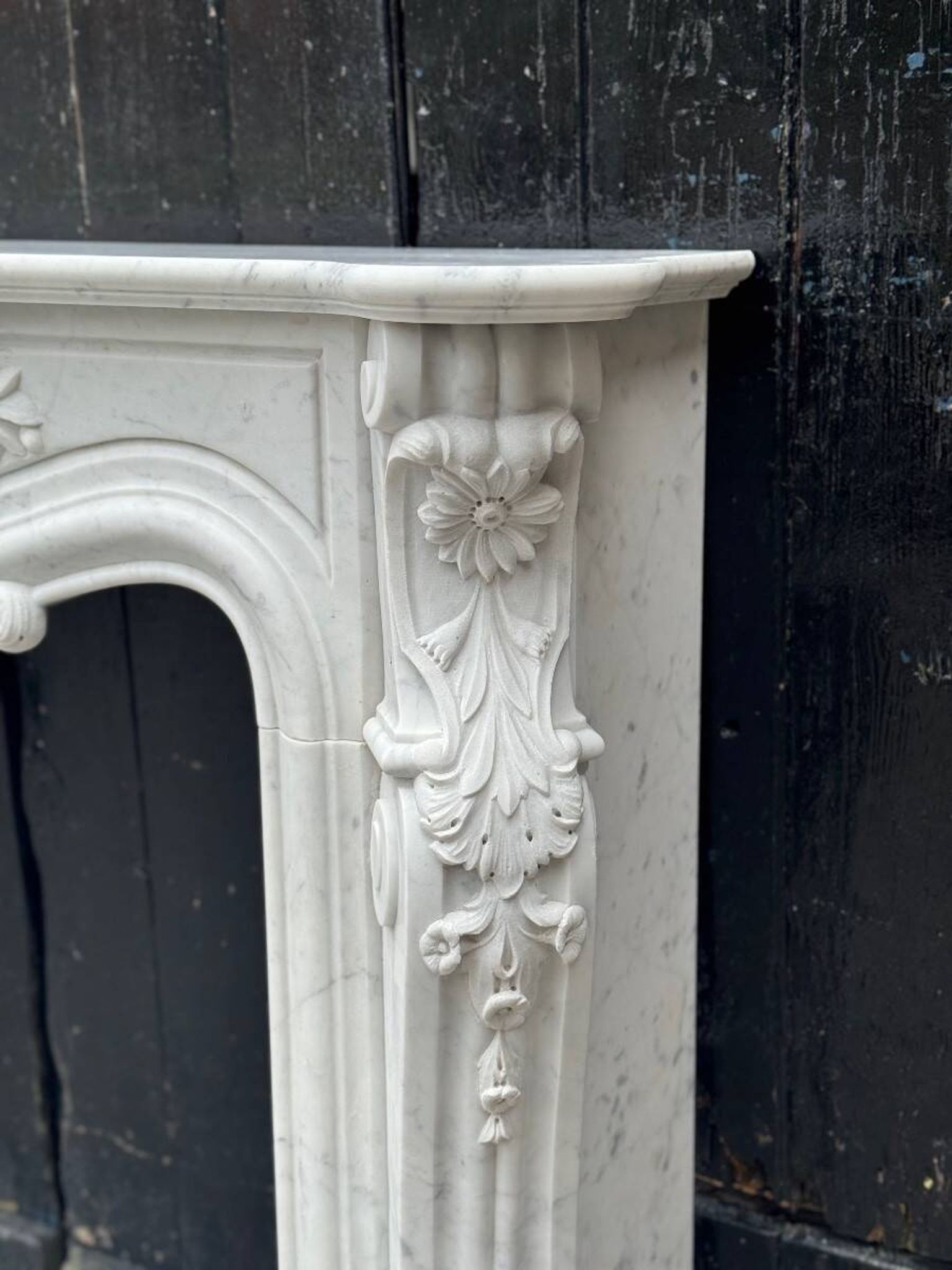 Cheminée de style Louis XV en marbre de Carrare vers 1980
