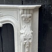 Cheminée de style Louis XV en marbre de Carrare vers 1980