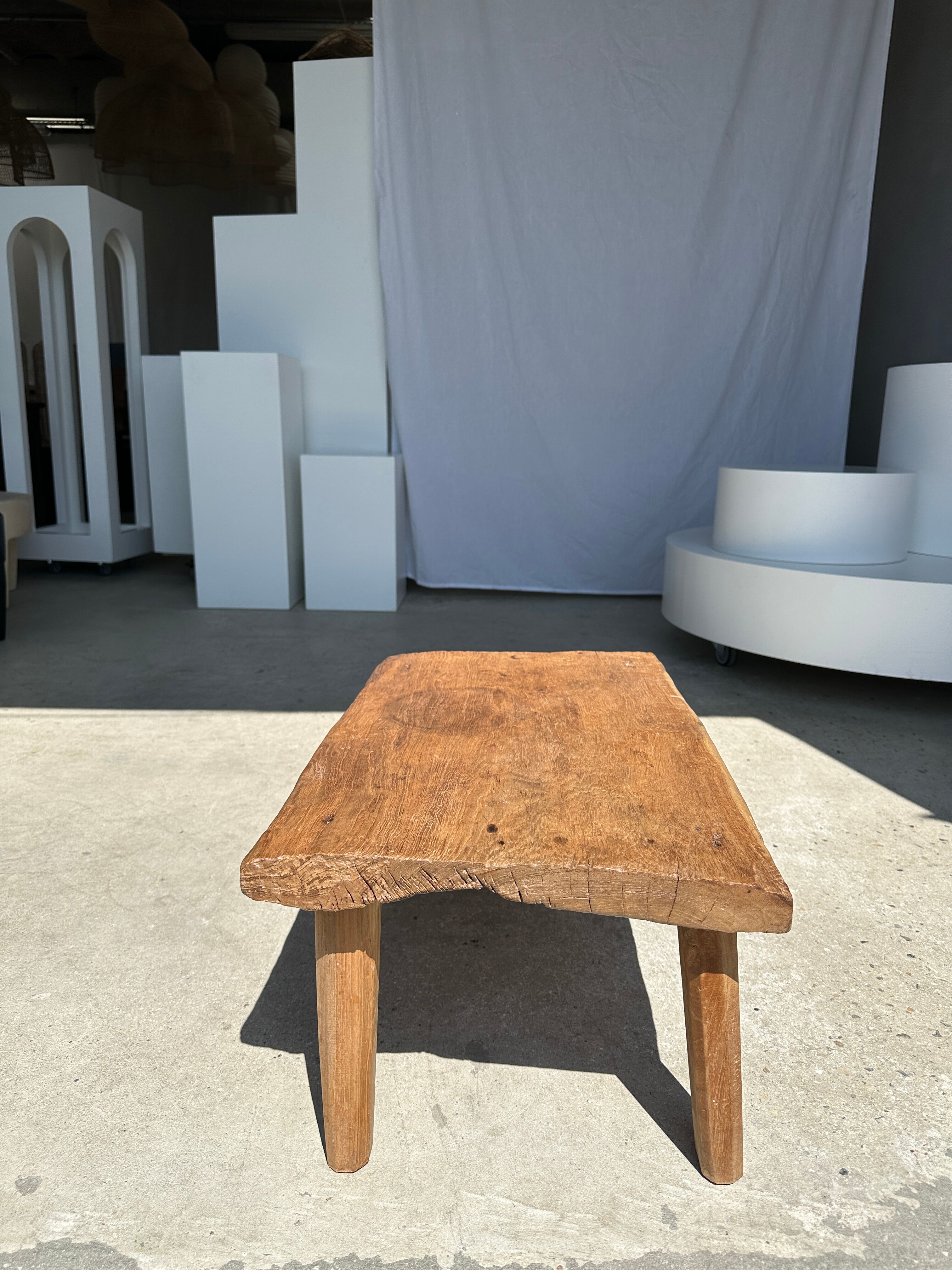 Coffee table in blond teak quadripod