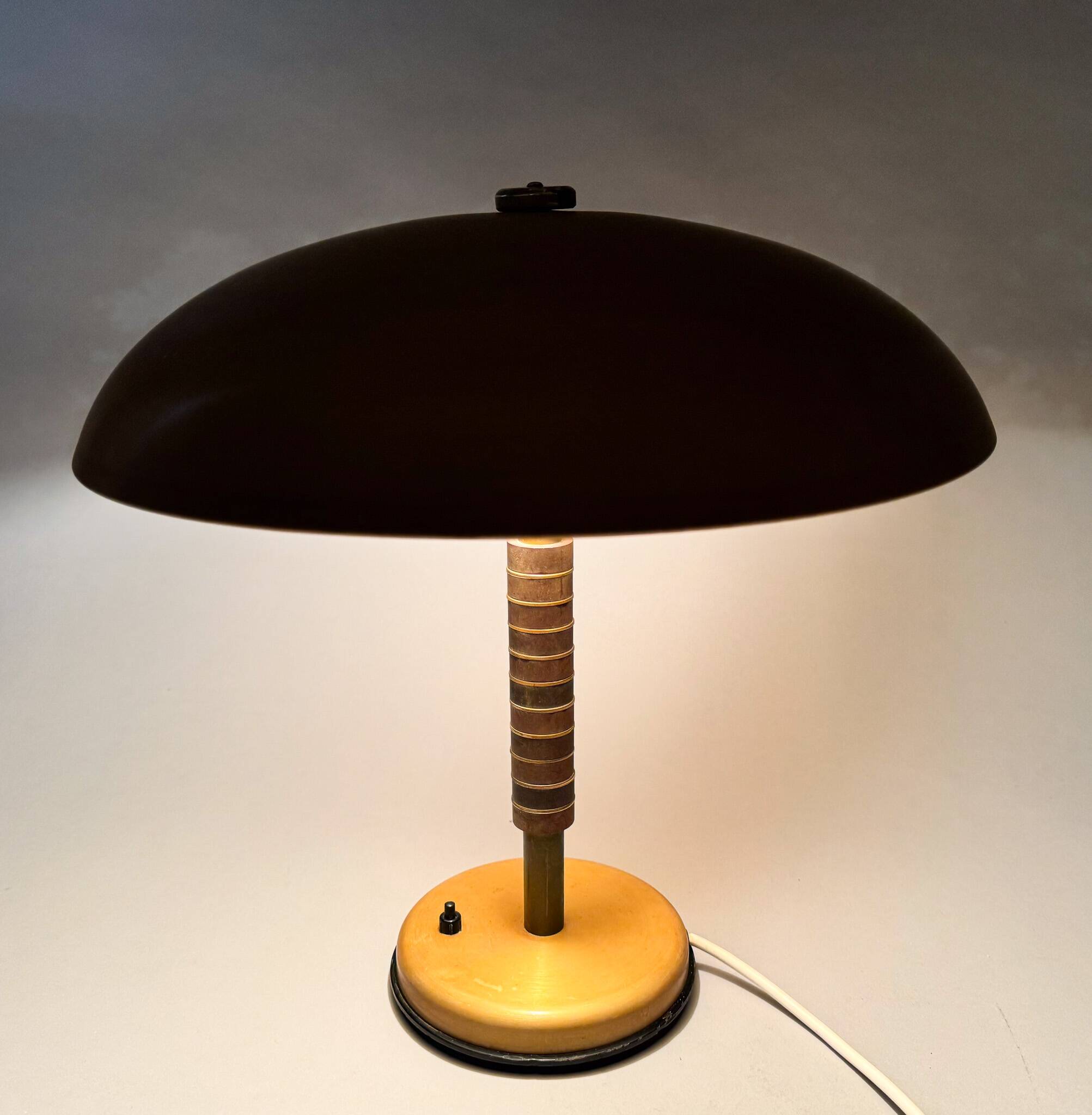 Lampe de table vintage Bauhaus en métal et bakélite
