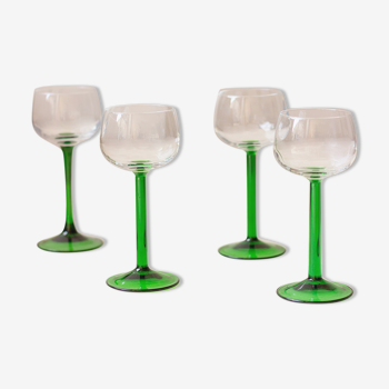 4 glasses of wine on green foot