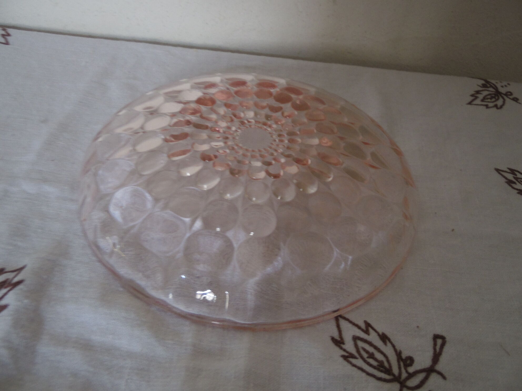Plat rond rose deco perlé