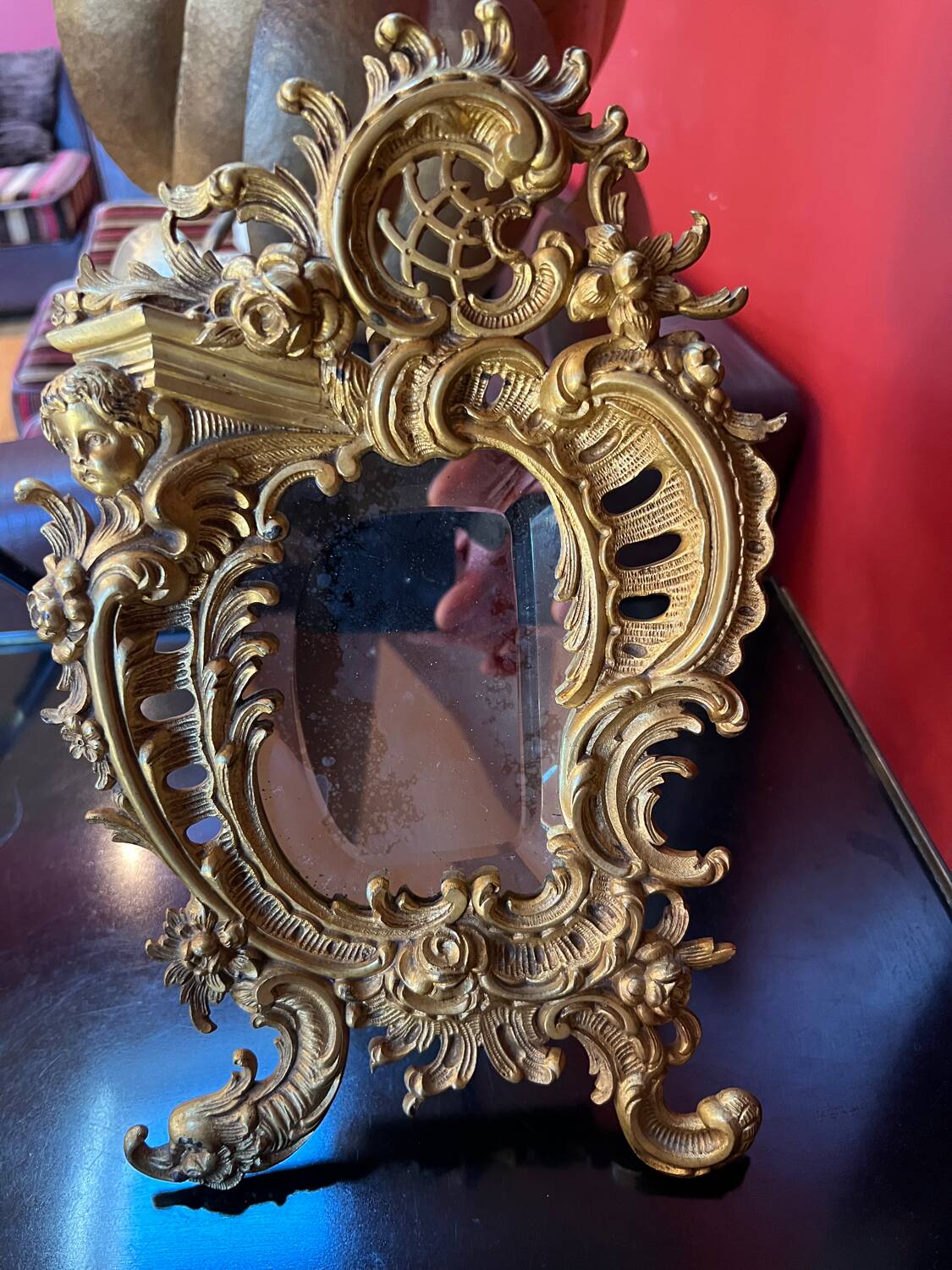 Beveled mirror in gilt bronze