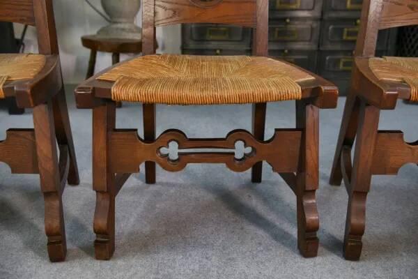 8 chaises en chêne rustique alliant lignes modernes et artisanat breton par un élève de Joseph Savina 1950’s