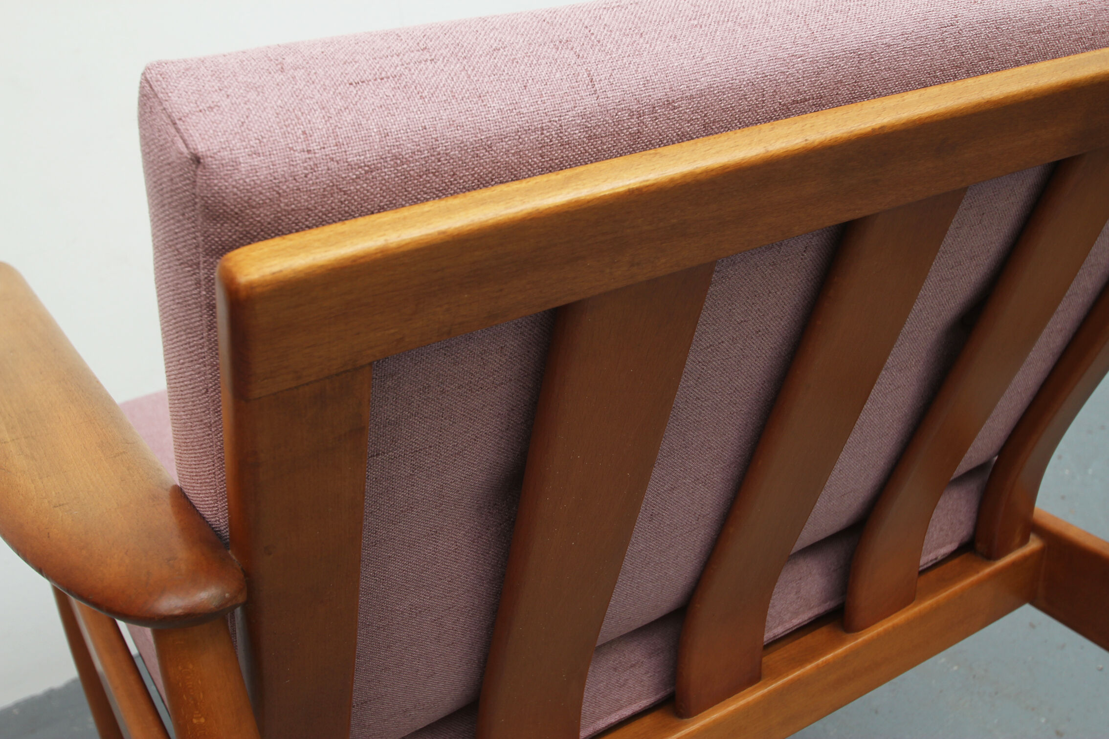 Scandinavian pink armchair in beech wood - 1960s