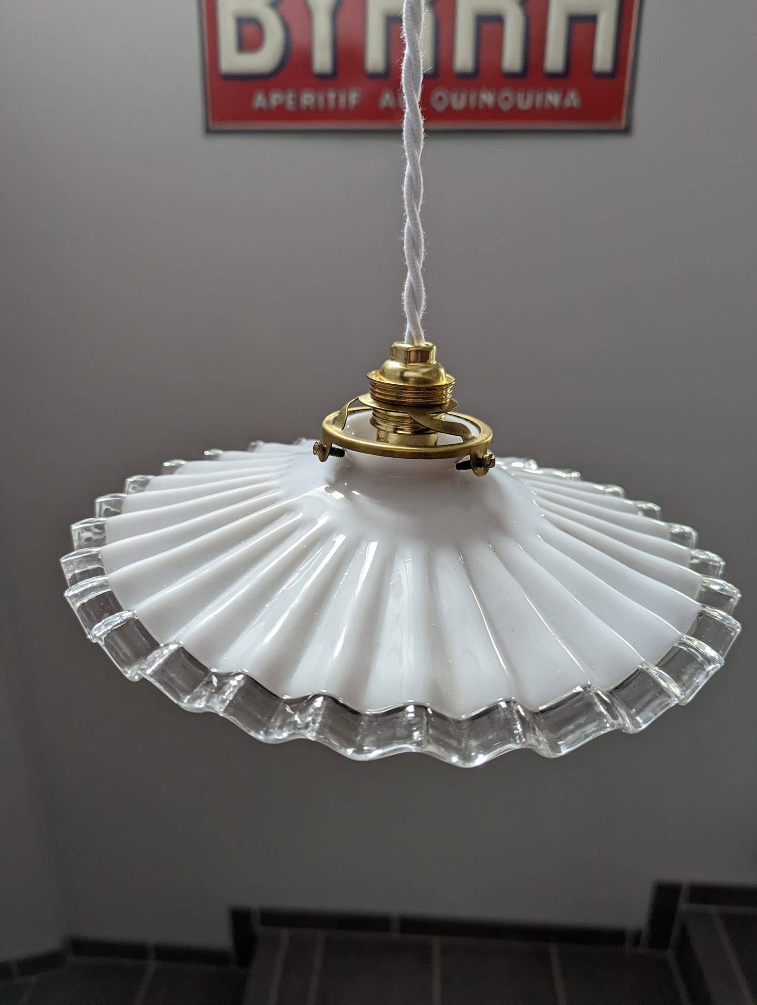 Old hanging lamp in white pleated opaline Art Deco 1930 Ø 25 cm