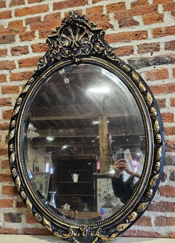 Ancien miroir ovale patiné noir et doré style louis xv