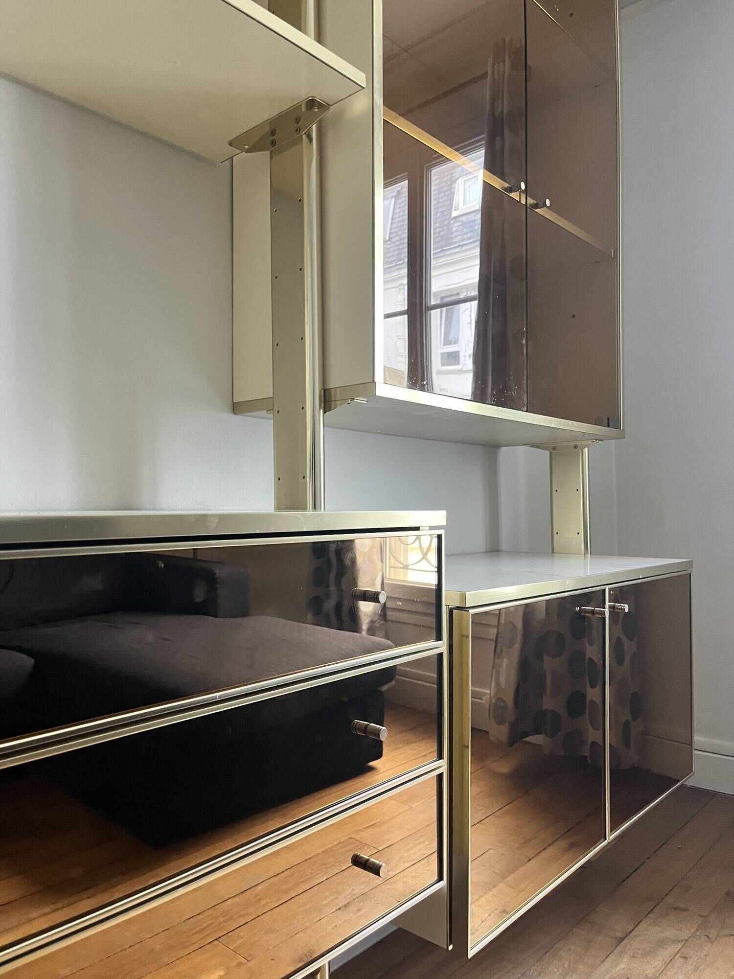 Wall-mounted and modular bookcase in lacquered brass, mirrors and smoked glass by Mahey, Design 1970