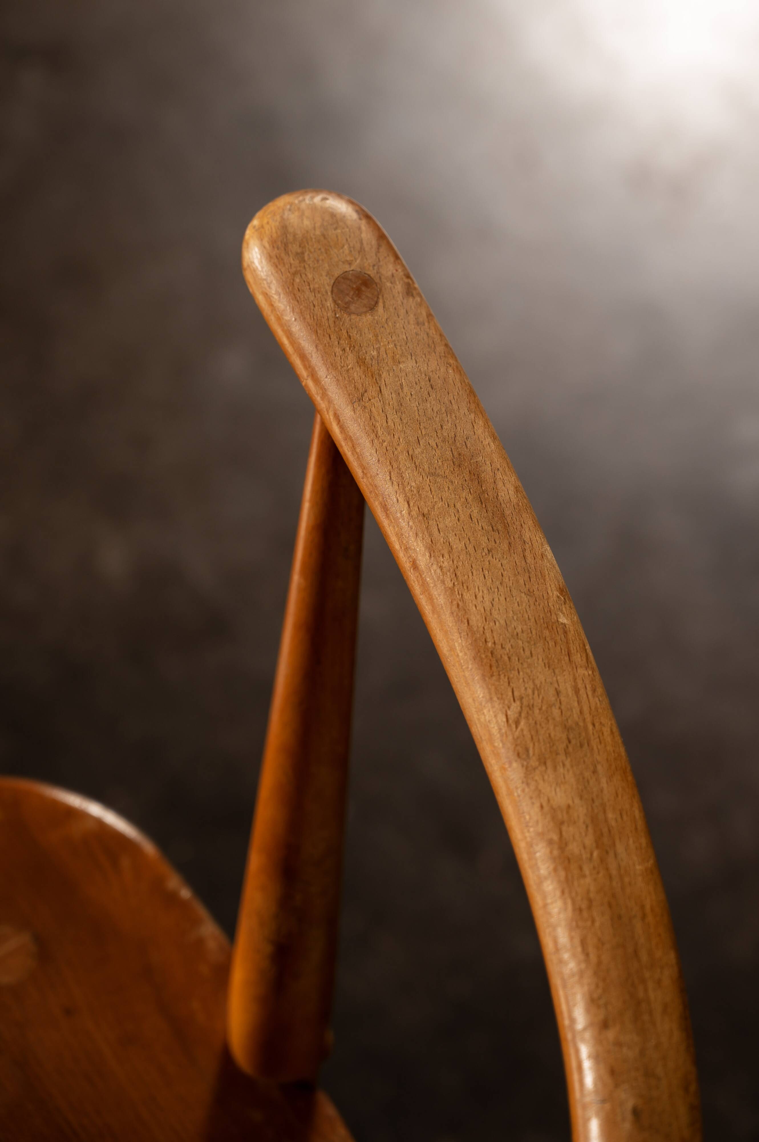 Set of 2 Windsor chairs with armrests.