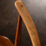 Set of 2 Windsor chairs with armrests.