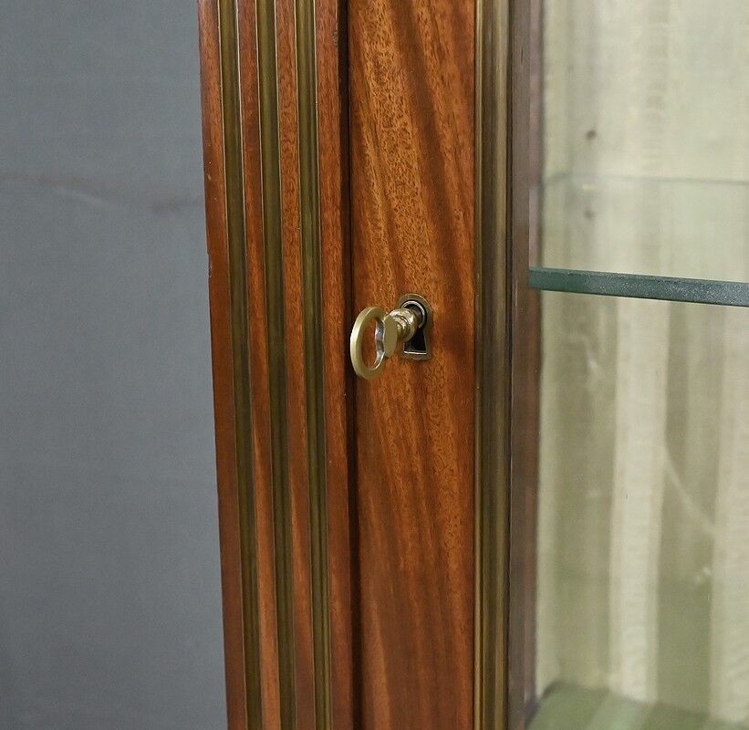 Vitrine en acajou, style Louis XVI – Début XXe