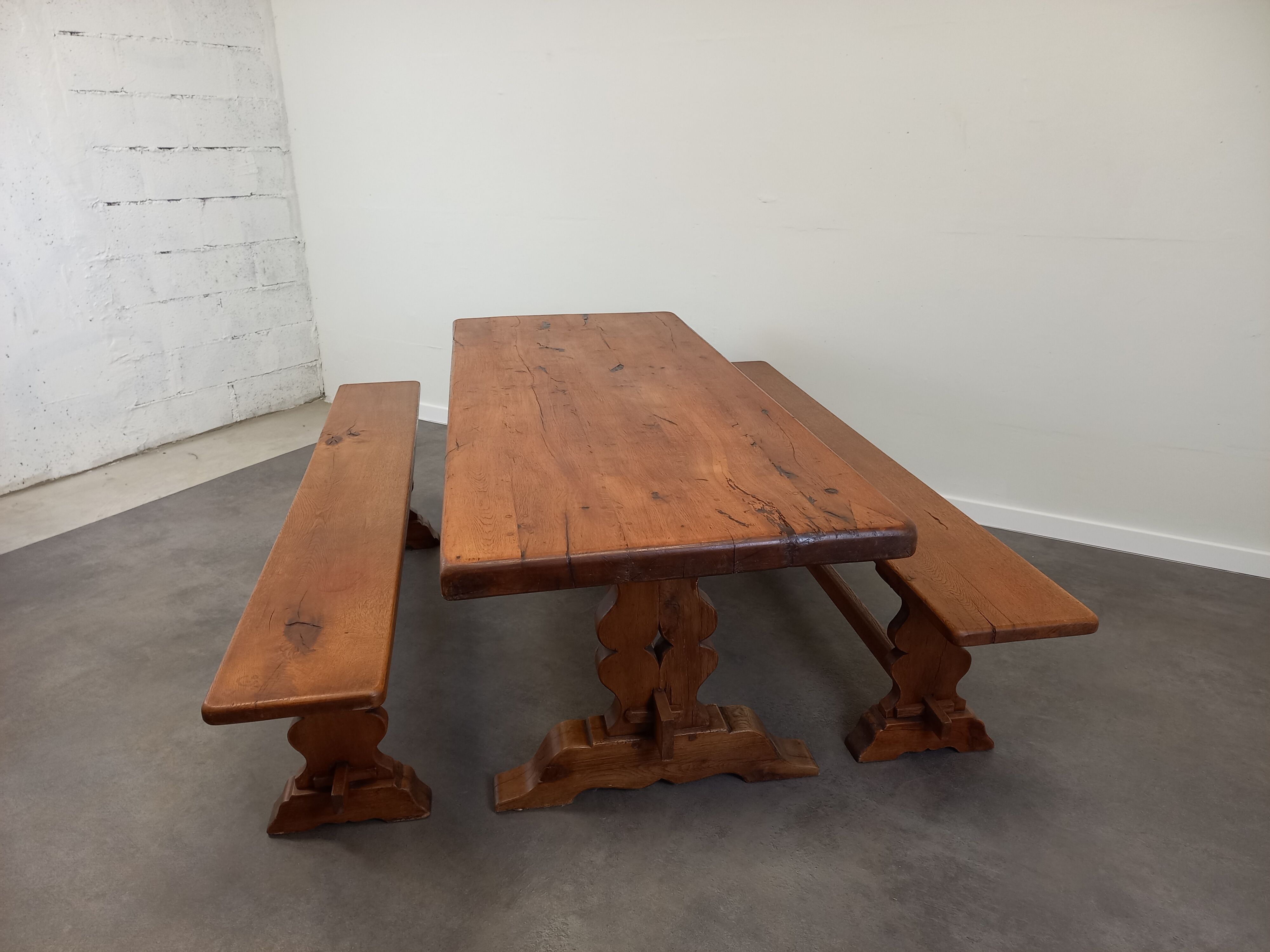 Farmhouse table and its 2 benches