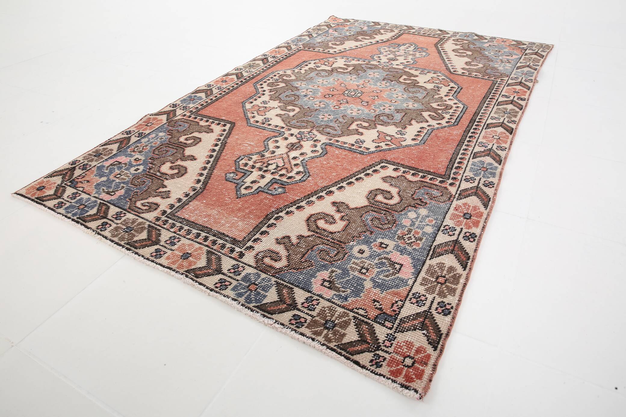 Tapis oriental vintage en laine, médaillon géométrique corail et bleu