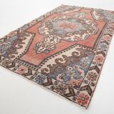 Tapis oriental vintage en laine, médaillon géométrique corail et bleu